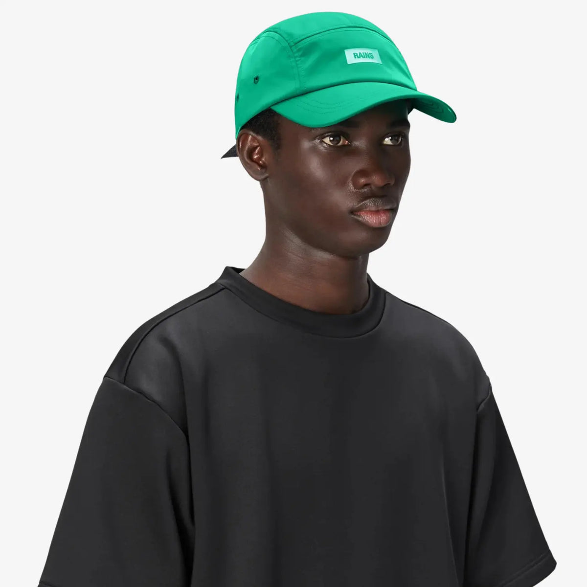 5 Panel Cap Element vert émeraude portée, visière basse et étiquette claire sur le front
