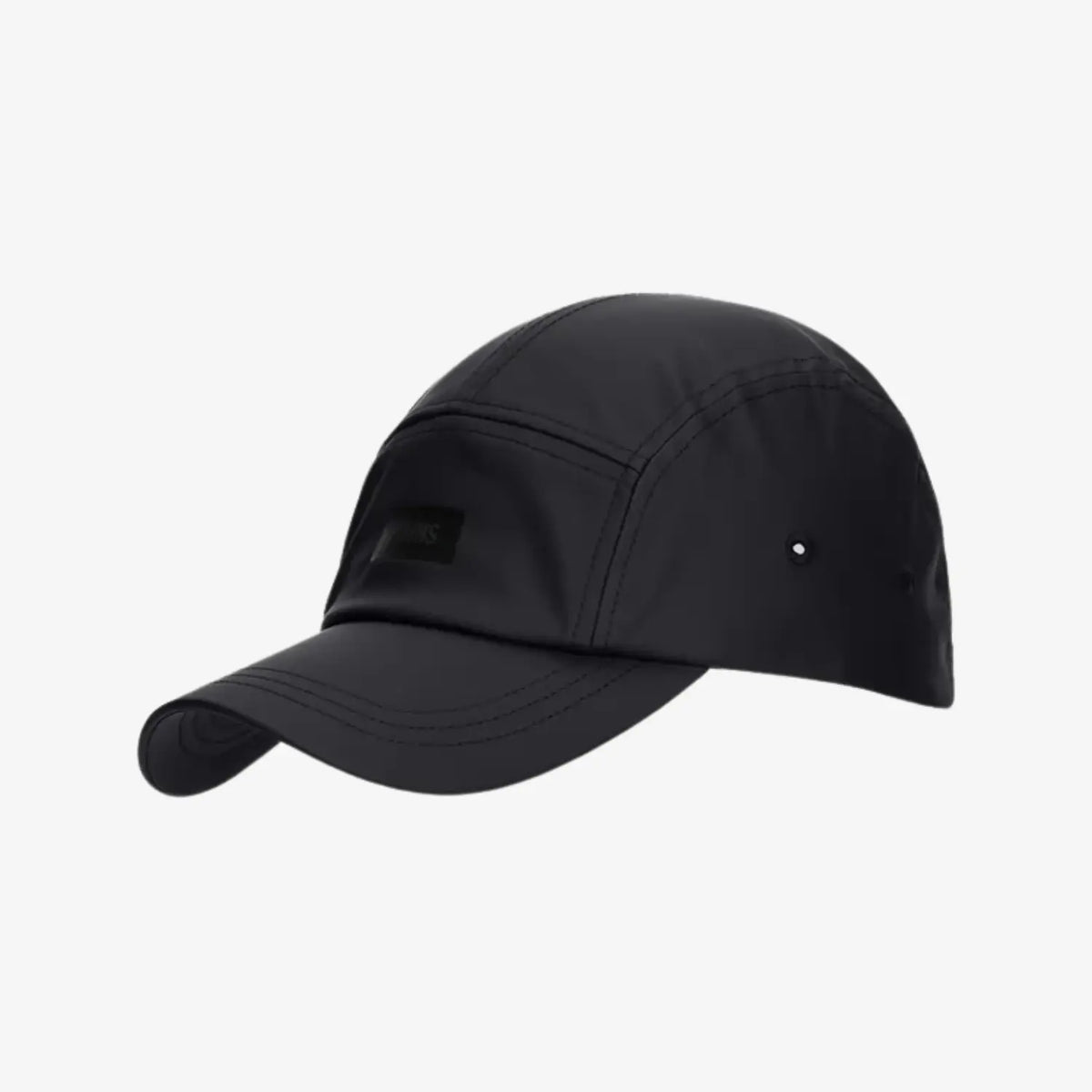 5 Panel Cap noire de trois quarts, matière mate et œillets métalliques sur le panneau arrière