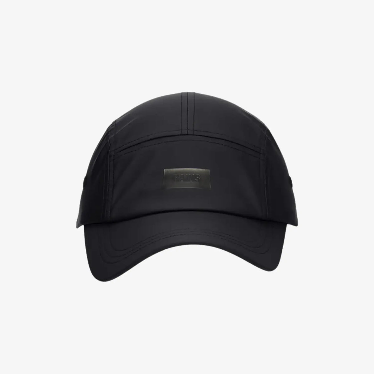 5 Panel Cap noire de face, logo RAINS embossé ton sur ton et visière doublement piquée