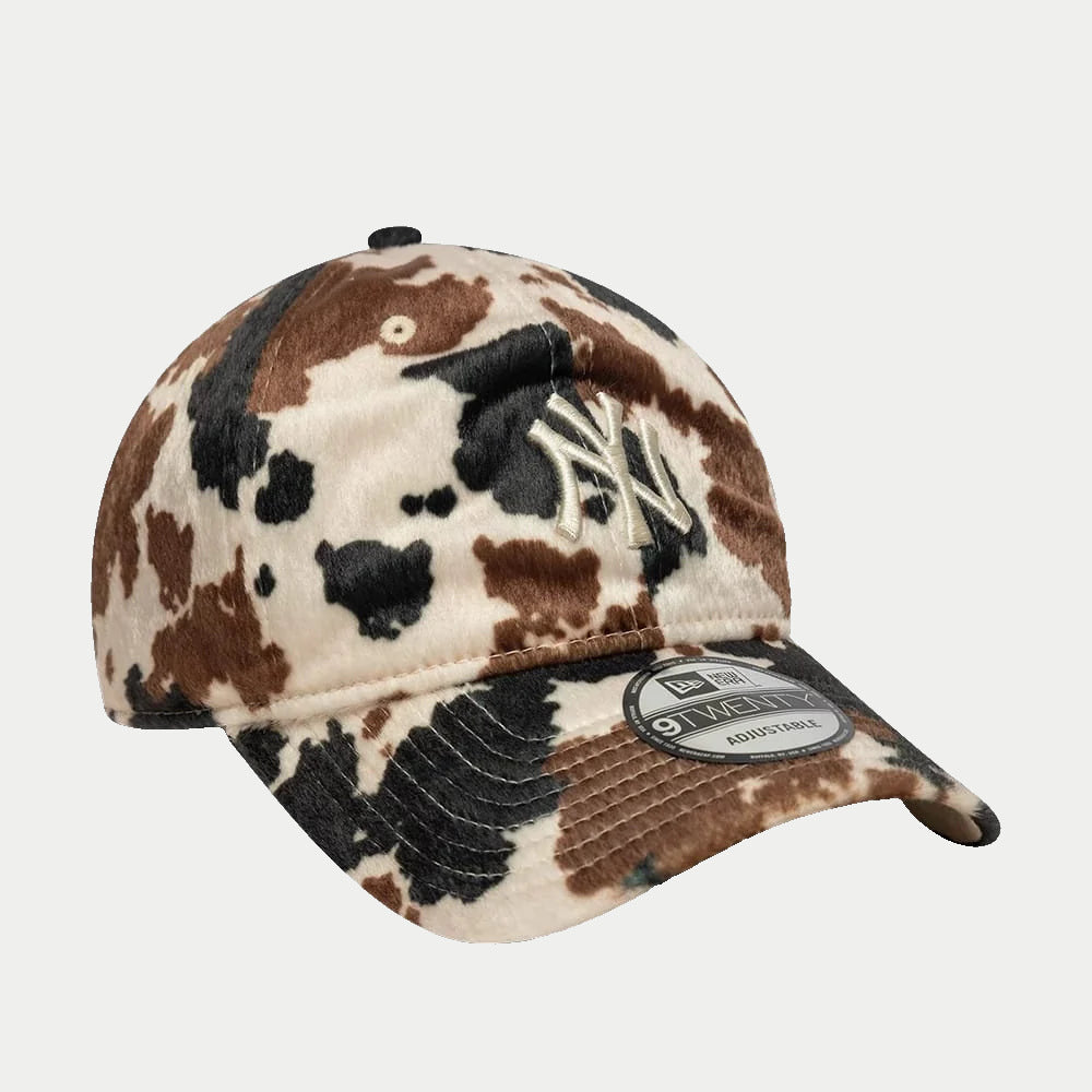 Casquette 9Twenty New York Yankees Animal Print beige New Era - trois-quarts avant rapproché, taches brunes et noires sur la calotte