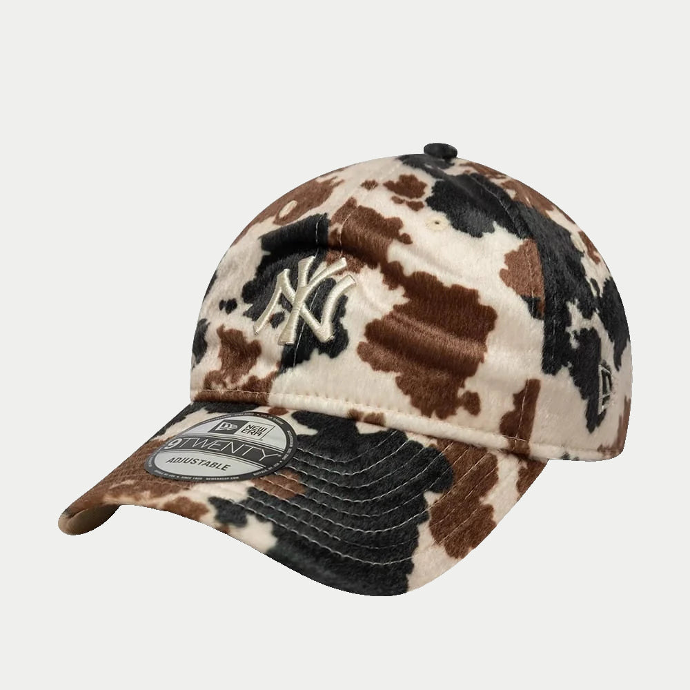 Casquette 9Twenty New York Yankees Animal Print beige New Era - trois-quarts avant, logo NY écru brodé et visière imprimée