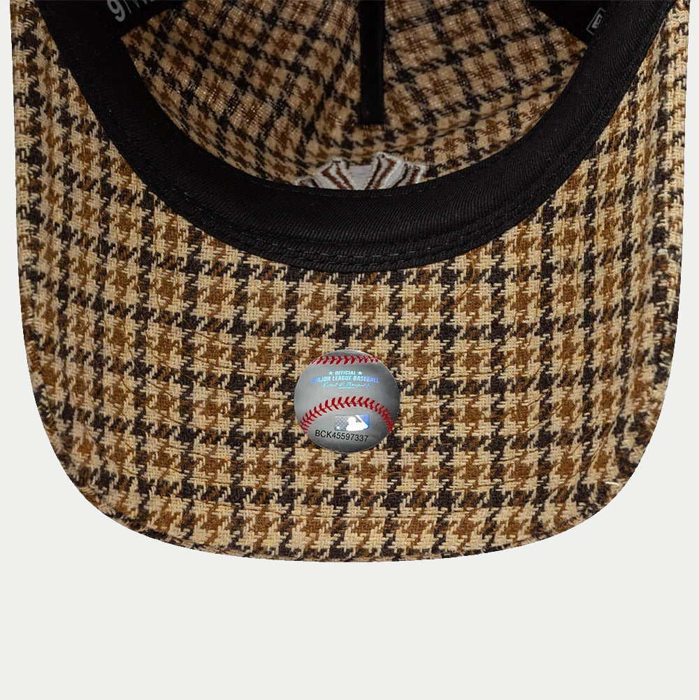 Casquette 9Twenty A-Frame New York Yankees Check beige New Era - dessous de la visière, étiquette MLB et motif en gros plan