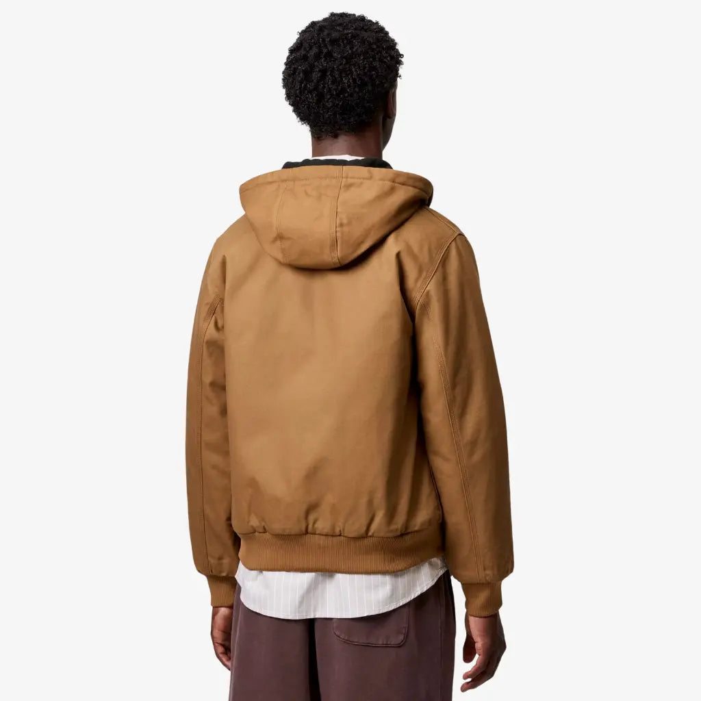 Veste Active Winter Carhartt WIP Hamilton Brown Rigid portée de dos, capuche rabattue et bord-côte resserré à la taille