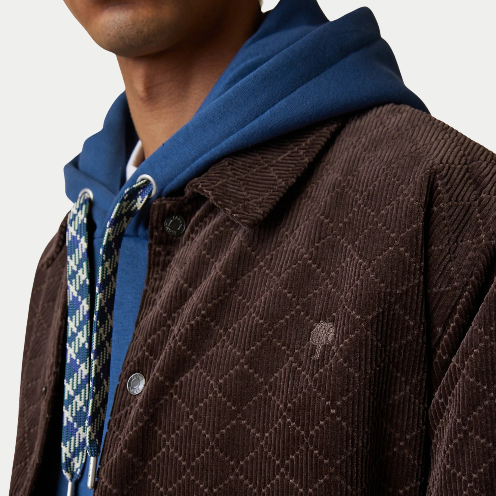 Veste Sologne chocolat Faguo, détail rapproché de l’épaule et du col en velours côtelé fantaisie