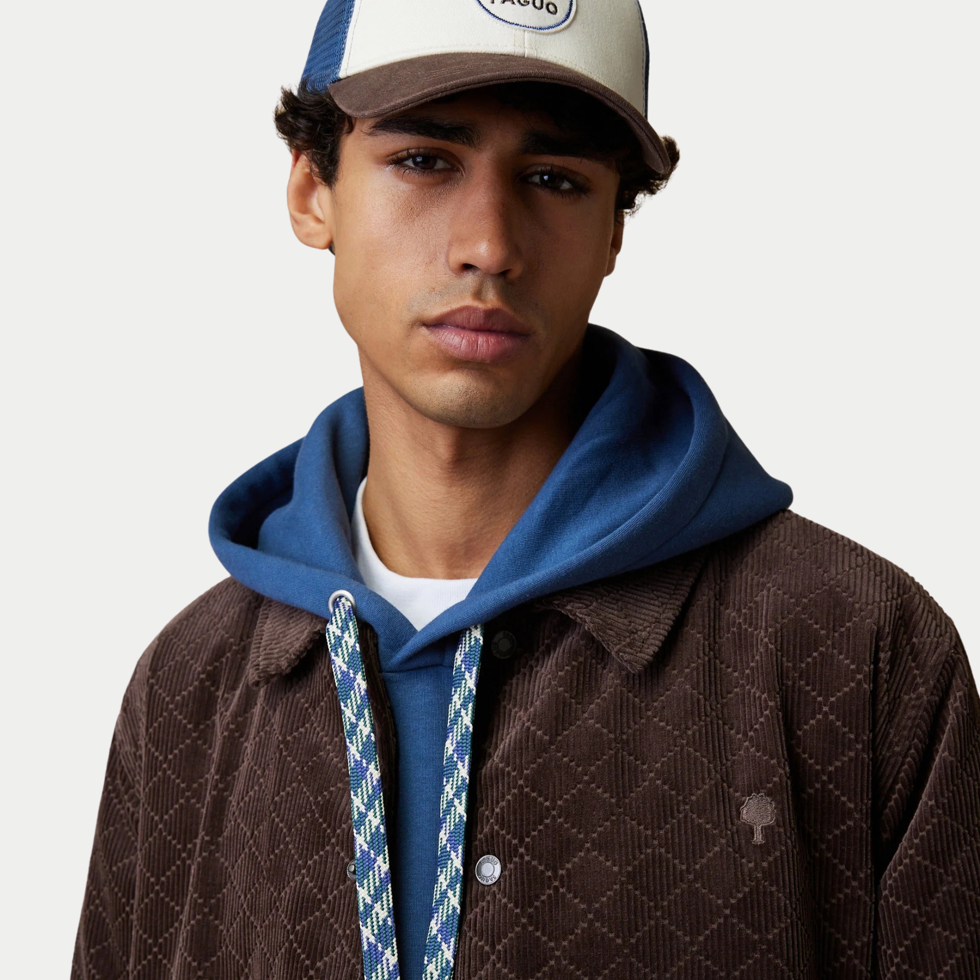 Veste Sologne chocolat Faguo, gros plan sur le col chemise, les boutons pression FAGUO et la broderie arbre