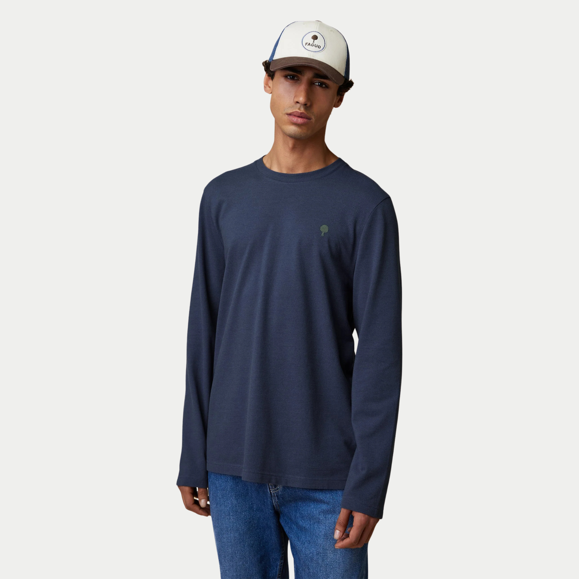 T-shirt manches longues Bailly bleu marine Faguo porté de face avec un jean, coupe droite