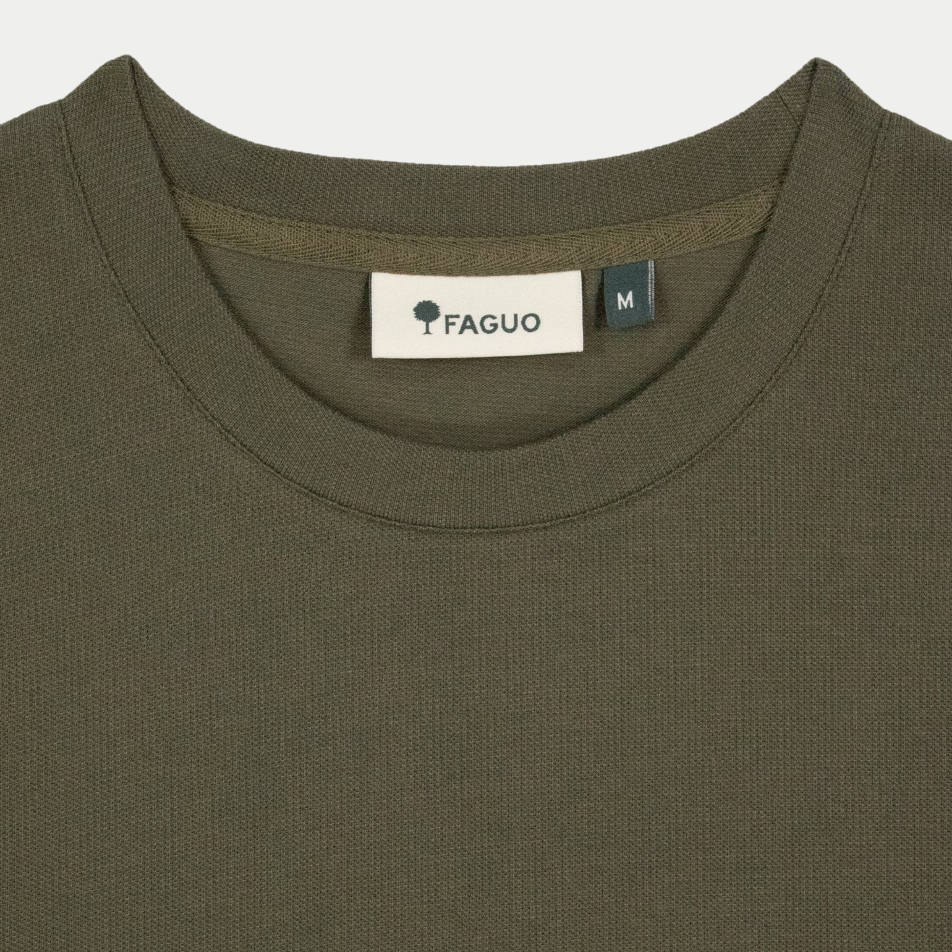 Gros plan du col rond côtelé et de l'étiquette FAGUO du t-shirt Bailly kaki