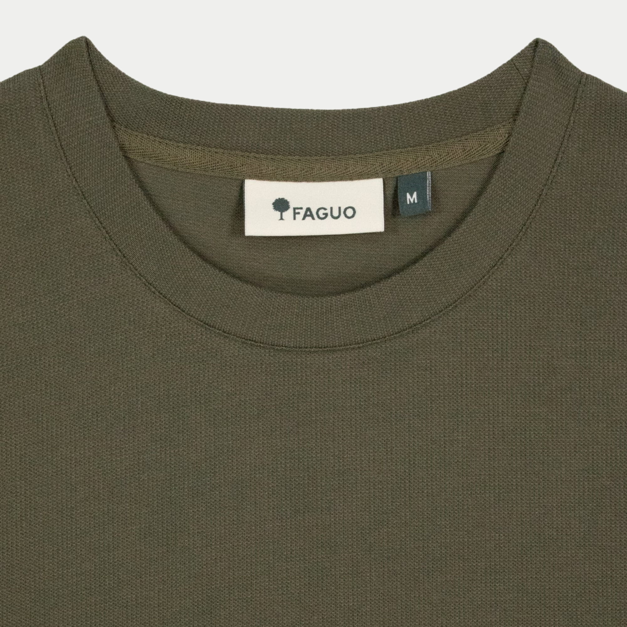 Gros plan du col rond côtelé et de l'étiquette FAGUO du t-shirt Bailly kaki