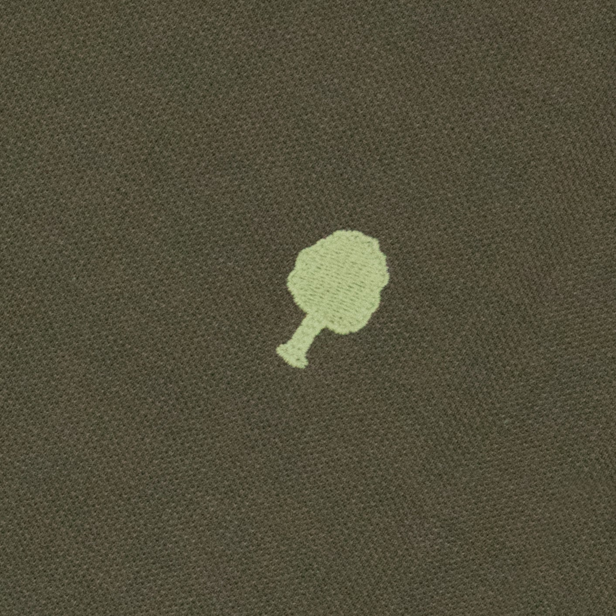 Détail de la maille piquée kaki et de l'arbre brodé vert clair du t-shirt Bailly Faguo