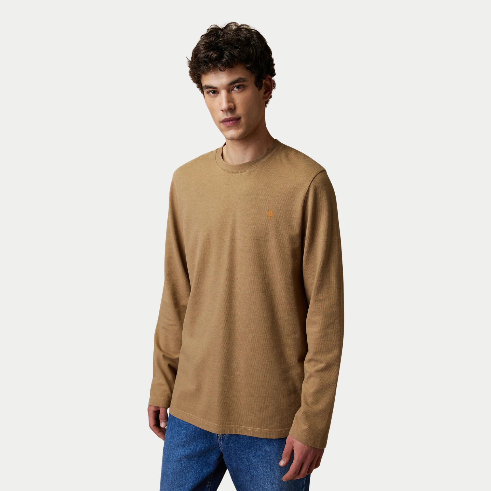 T-shirt manches longues Bailly camel Faguo porté de trois-quarts avec un jean brut