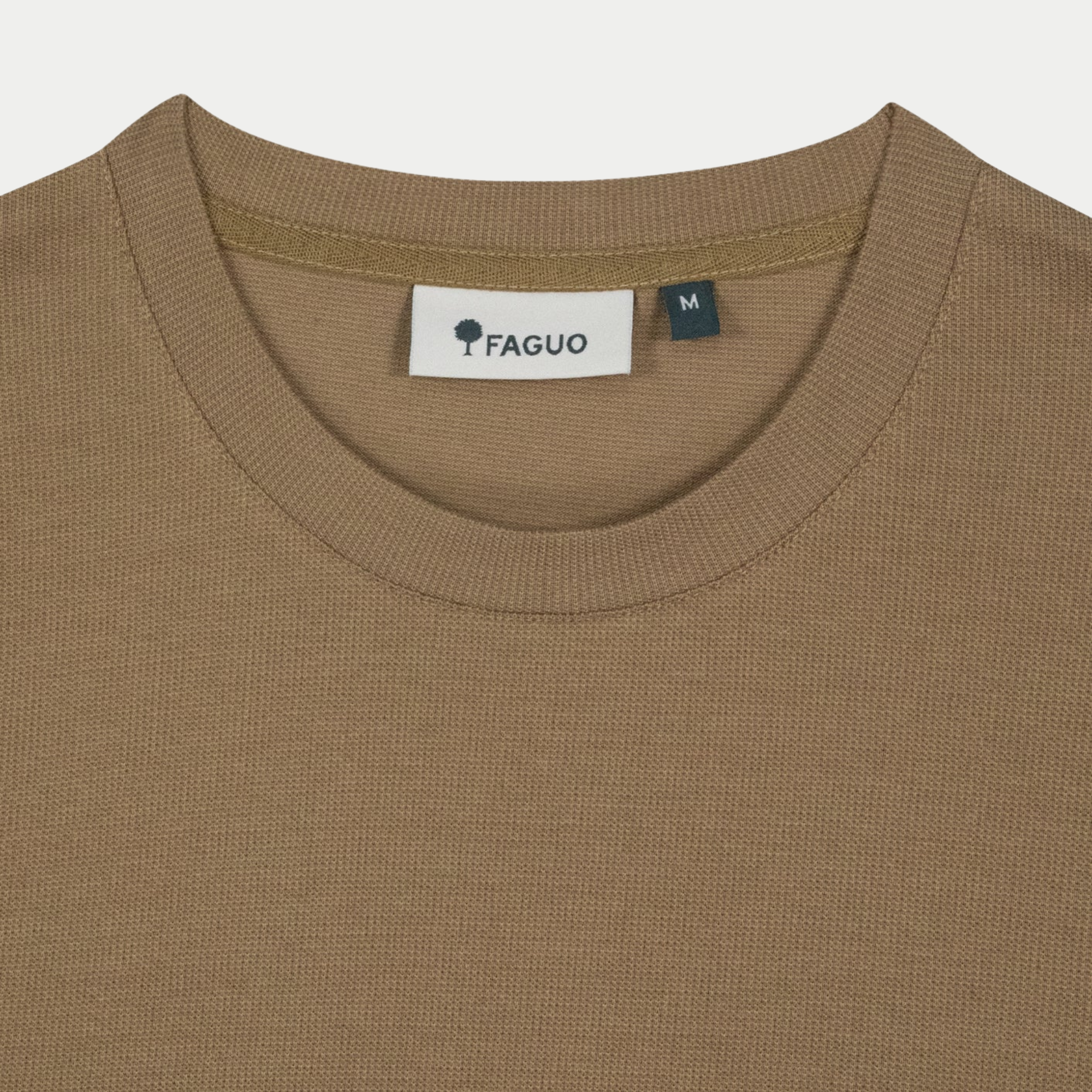 Gros plan du col rond côtelé et de l'étiquette FAGUO du t-shirt Bailly camel