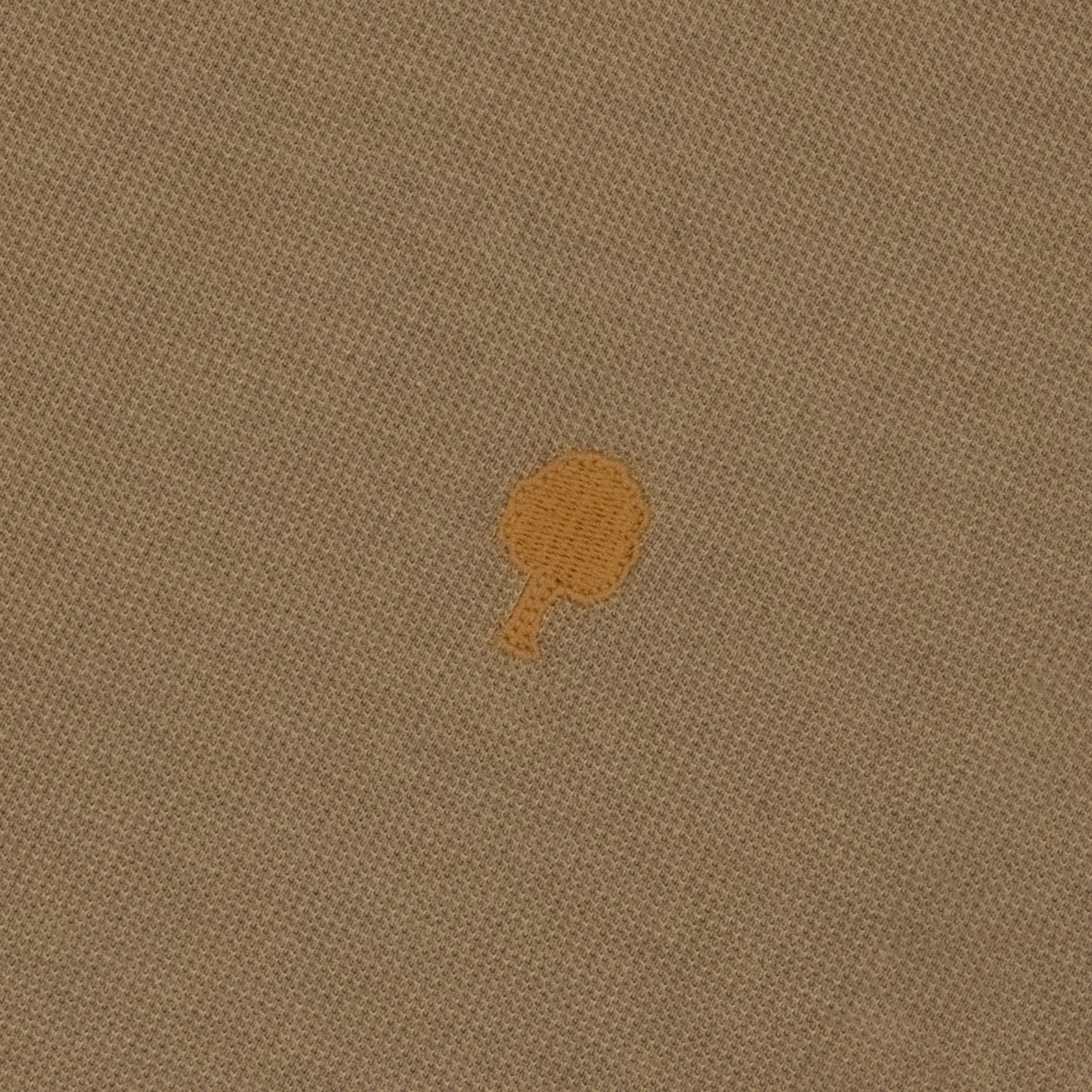 Détail de la maille piquée camel et de l'arbre brodé orange du t-shirt Bailly Faguo