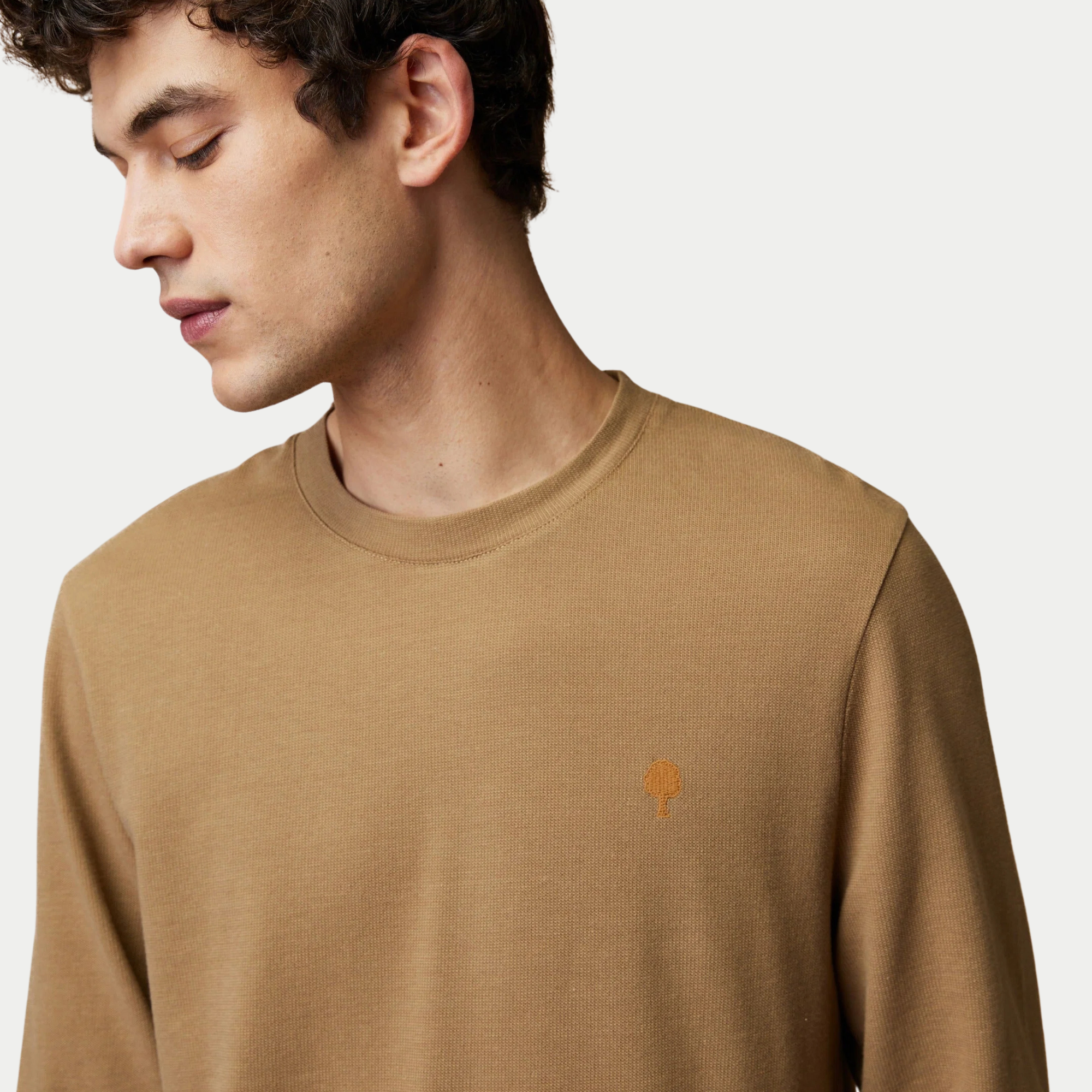 Buste porté du t-shirt Bailly camel Faguo, encolure côtelée et arbre brodé orange sur la poitrine