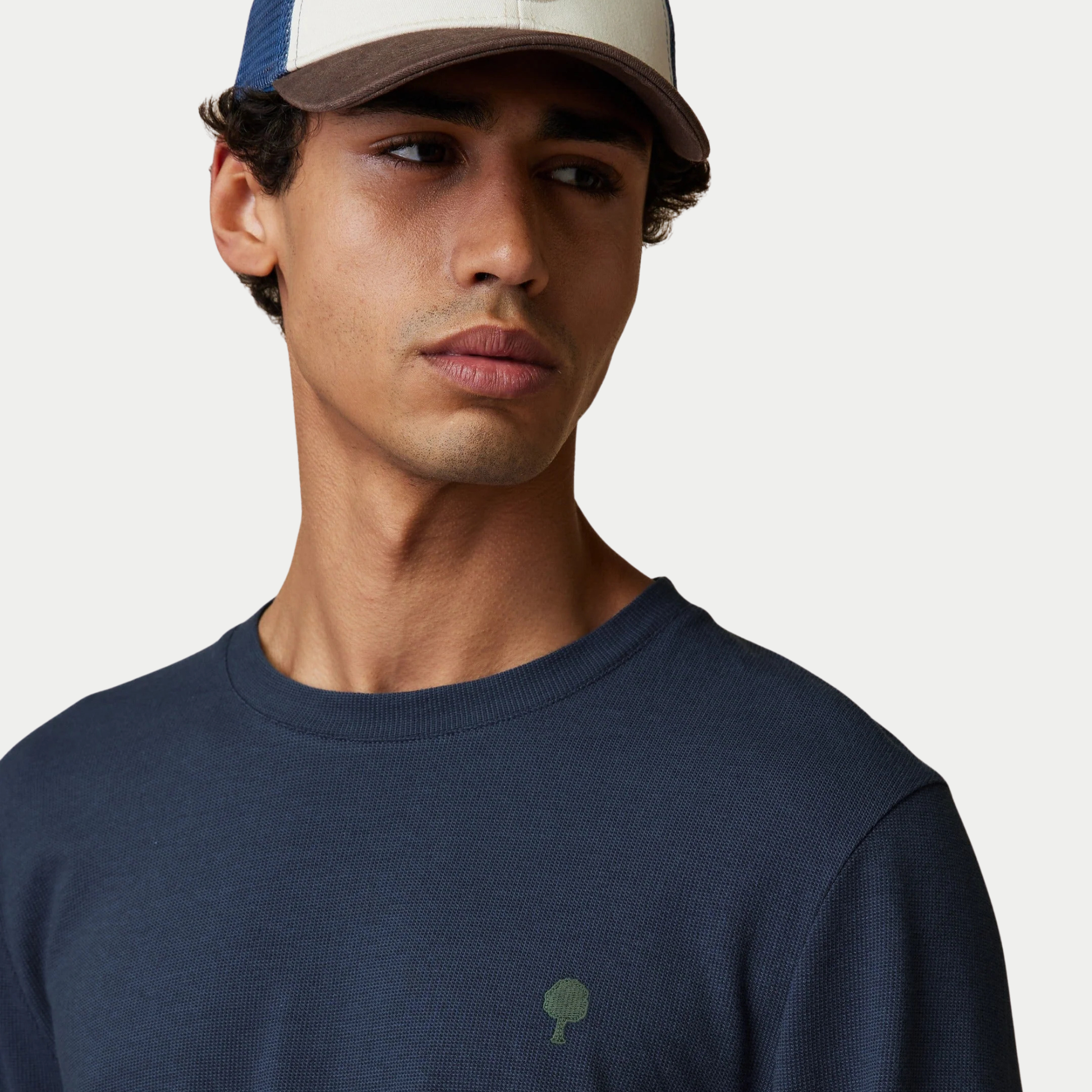 Buste porté du t-shirt manches longues Bailly bleu marine Faguo, encolure et broderie arbre poitrine
