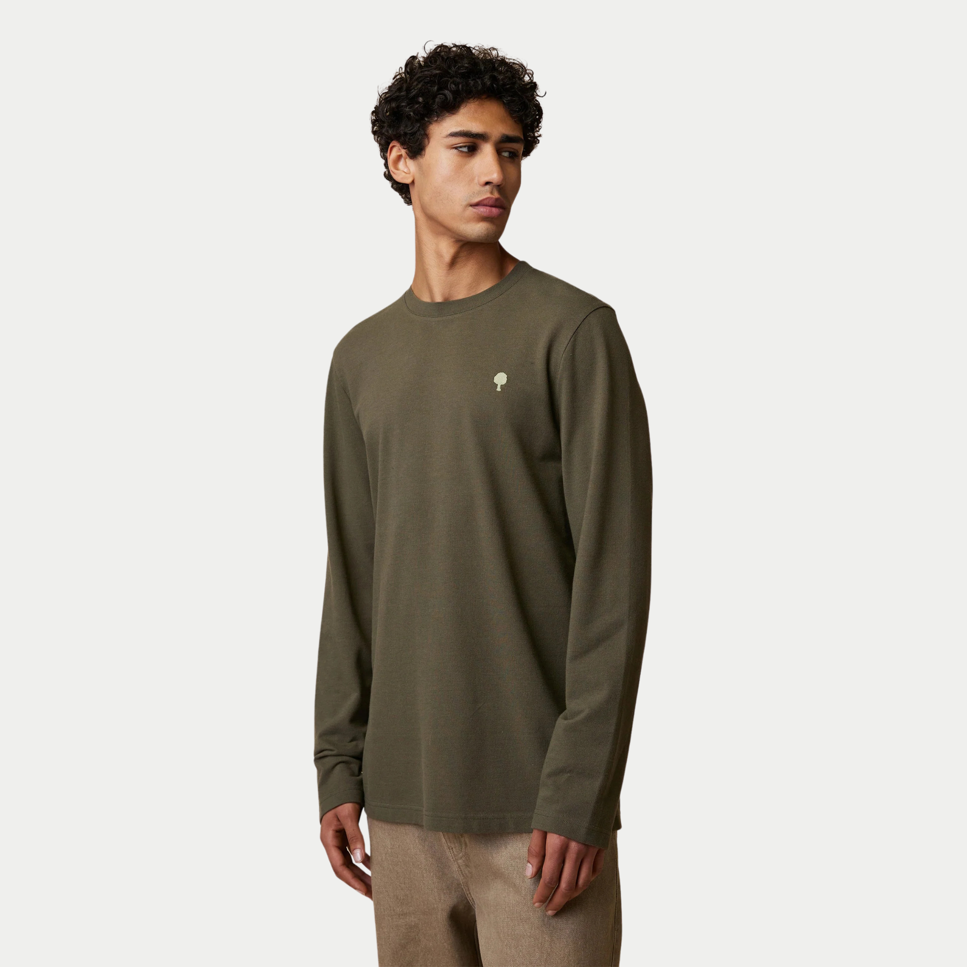 T-shirt manches longues Bailly kaki Faguo porté de trois-quarts avec un pantalon beige