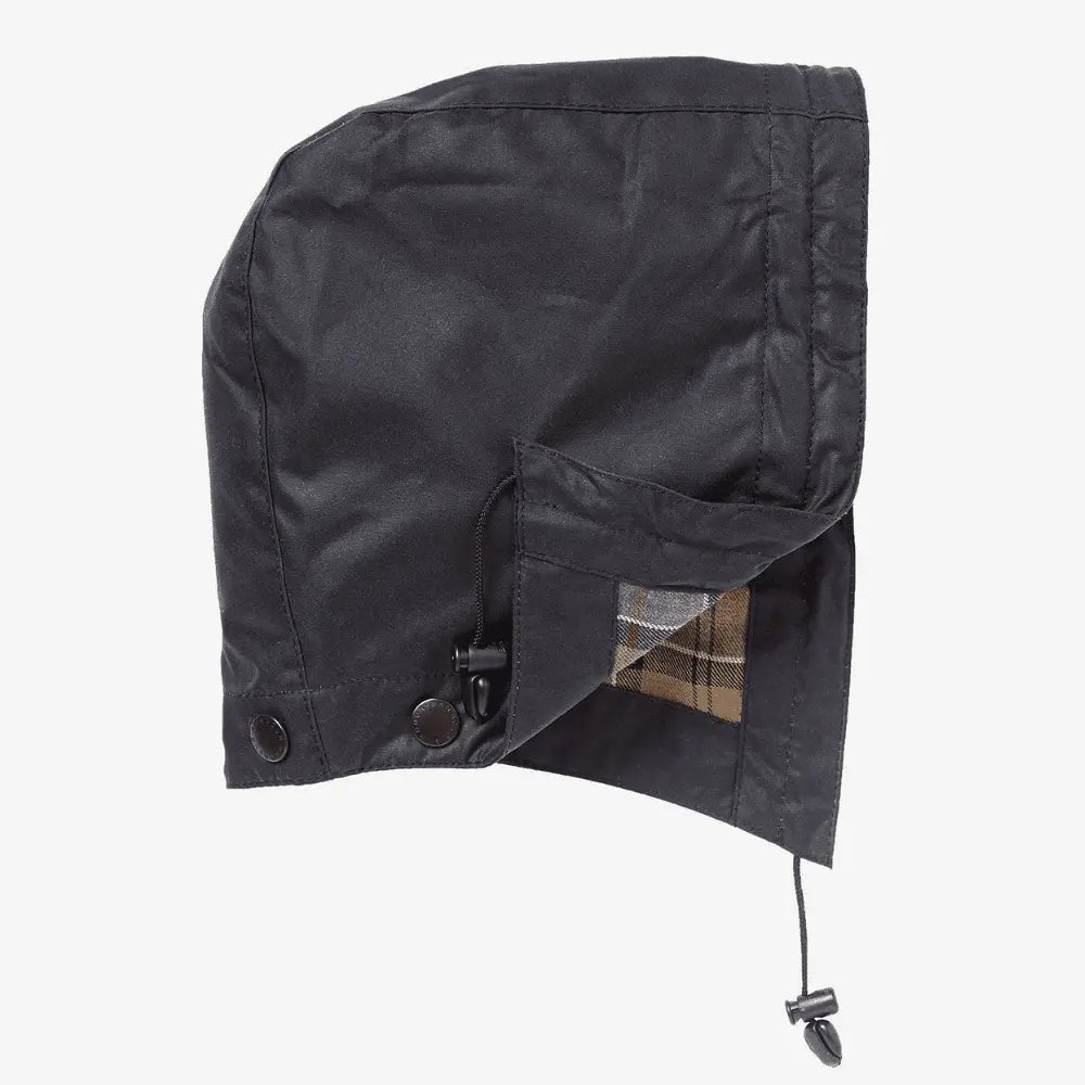 Capuche Barbour Wax navy ouverte de profil, laissant voir la doublure tartan Barbour beige, grise et noire