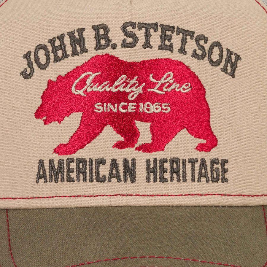 Broderie de la casquette Bear Stetson : ours rouge, lettrage John B. Stetson et American Heritage sur toile beige