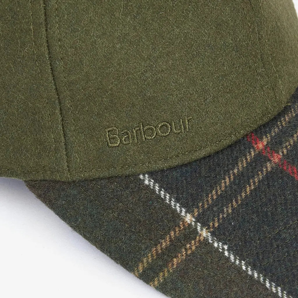 Gros plan sur le logo Barbour brodé de la casquette Roker olive et sur le tartan de la visière