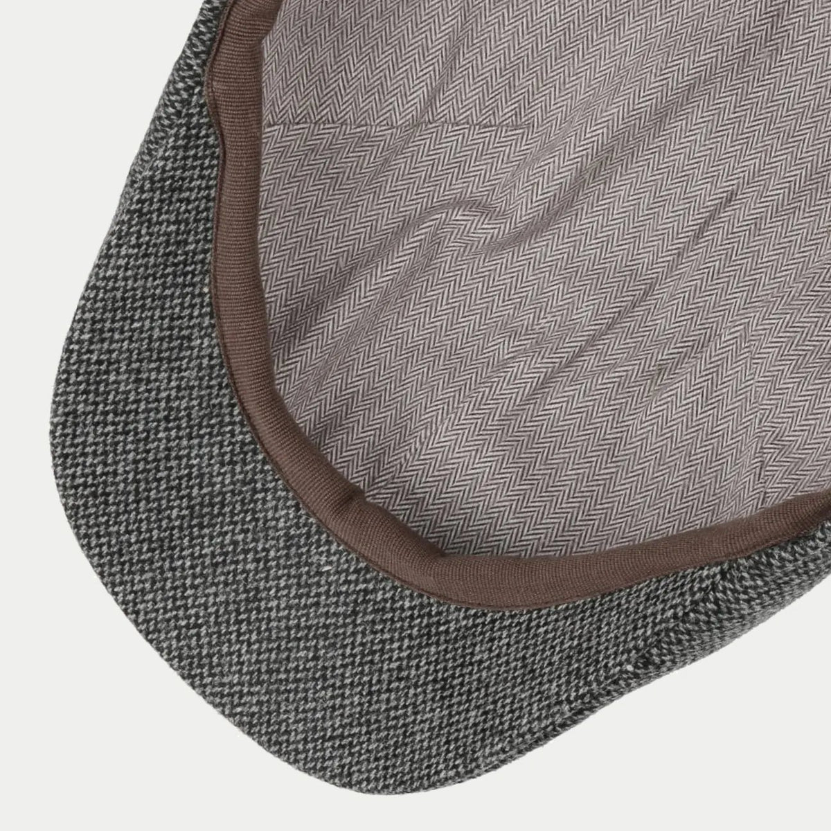 Intérieur de la casquette Texas grise, doublure coton à chevrons beige et biais marron sur le pourtour