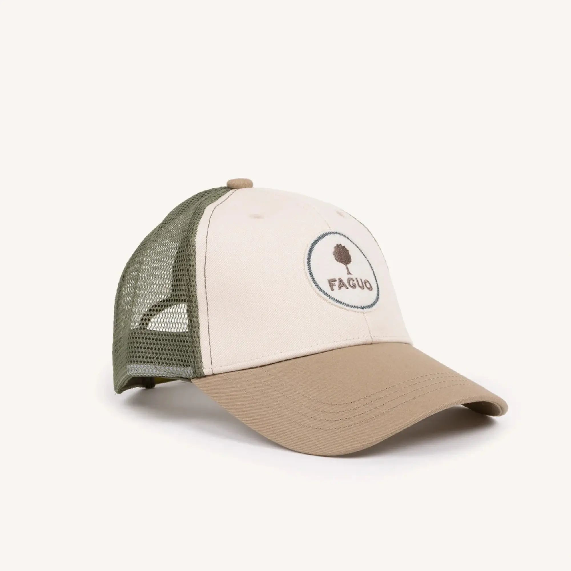 Casquette trucker Faguo beige et vert de trois-quarts avant : panneaux écru, visière sable, filet mesh vert kaki