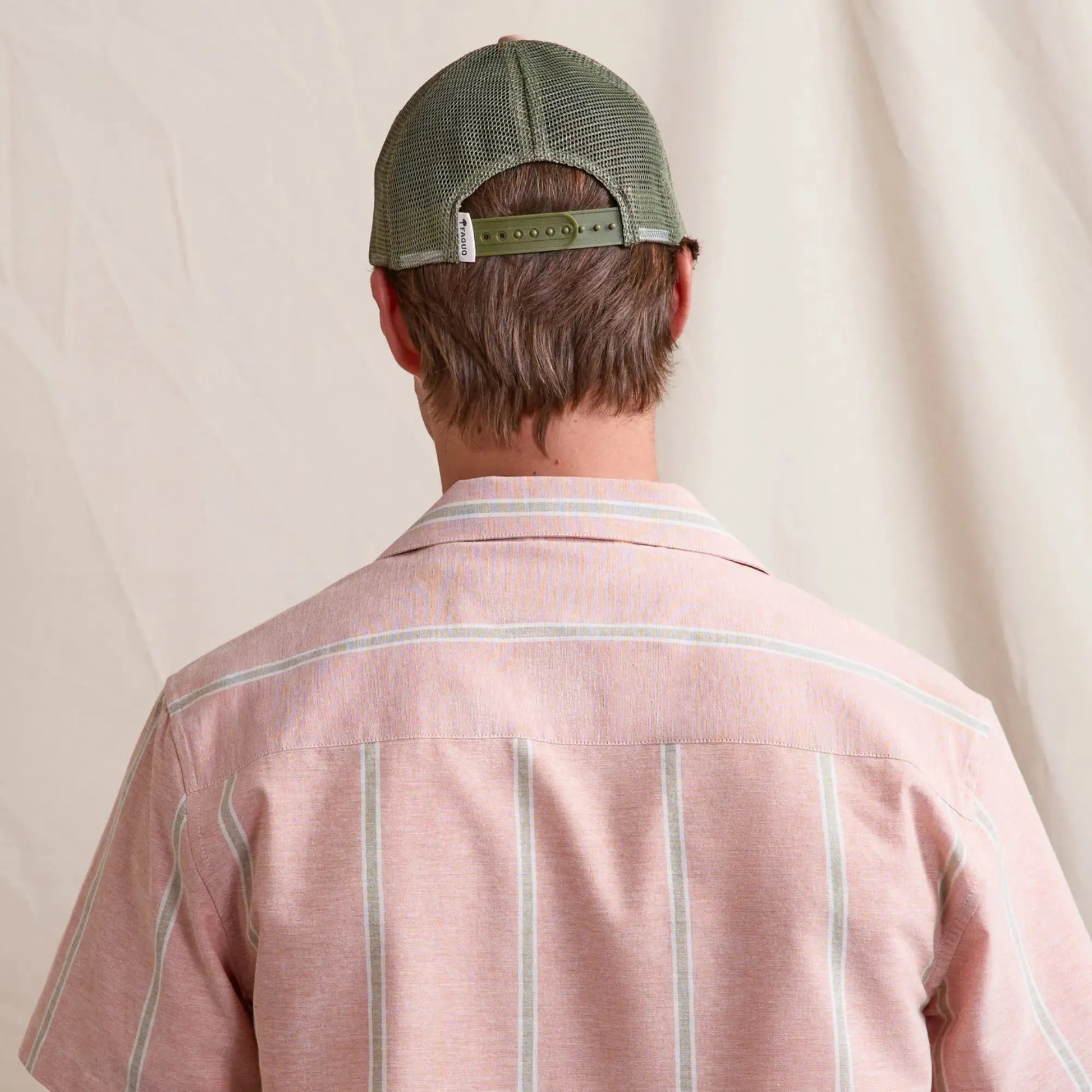 Casquette trucker Faguo vue de dos : filet mesh vert kaki et sangle de réglage à picots signée Faguo