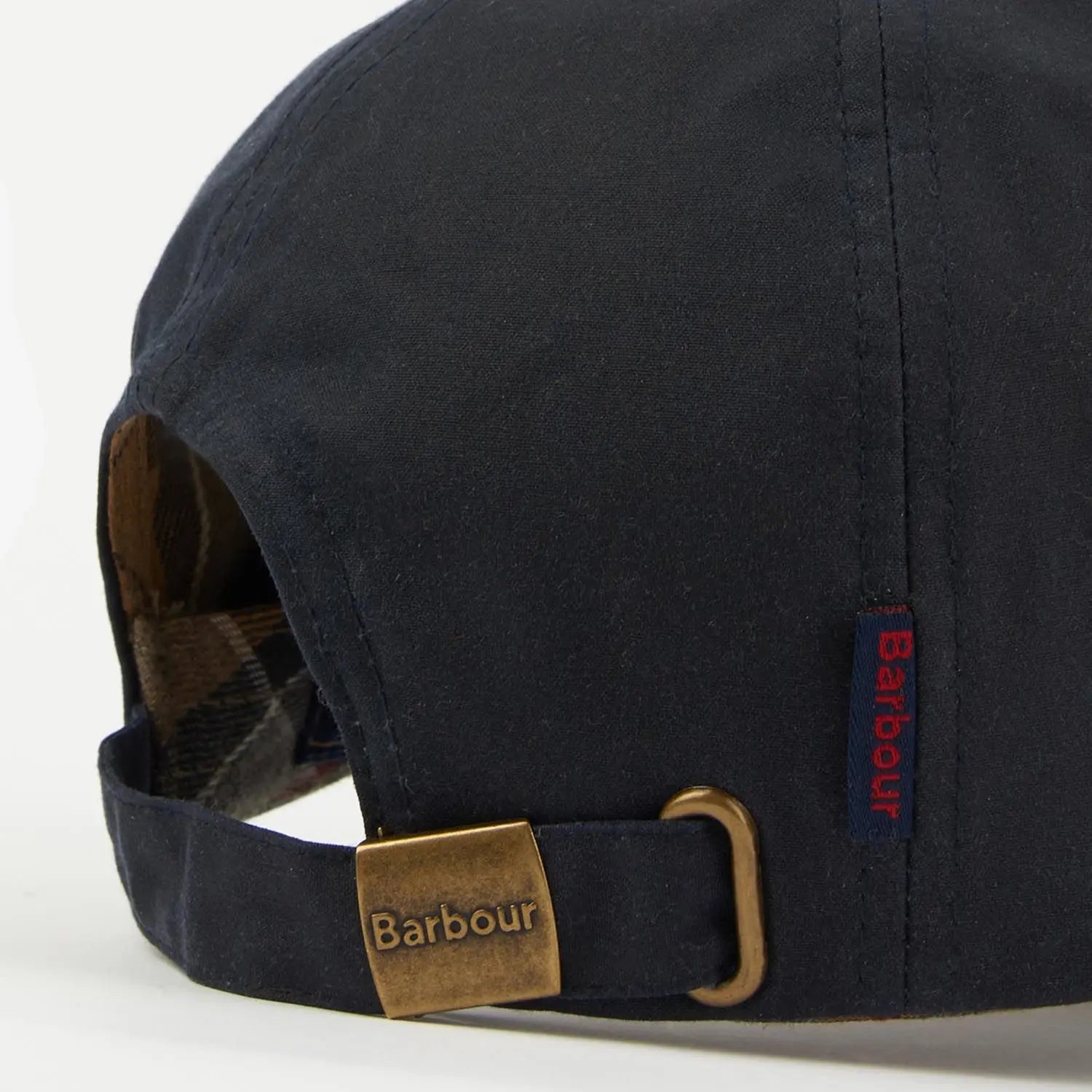 Casquette Wax Sports Navy Barbour - détail de la boucle laiton gravée et de la doublure tartan