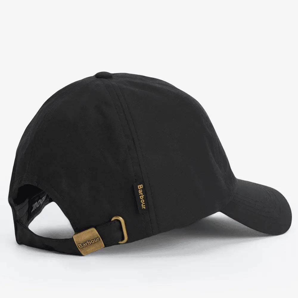 Casquette Wax Sports noire Barbour - vue arrière, sangle réglable à boucle laiton et étiquette drapeau