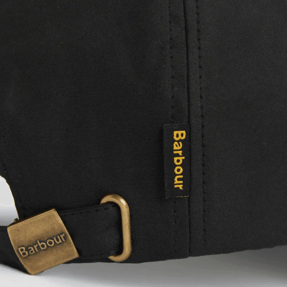 Casquette Wax Sports noire Barbour - gros plan sur la boucle en laiton vieilli du serrage arrière