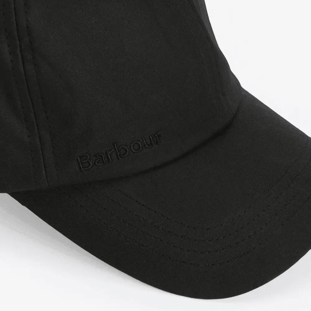 Casquette Wax Sports noire Barbour - détail de la broderie ton sur ton et des surpiqûres de visière