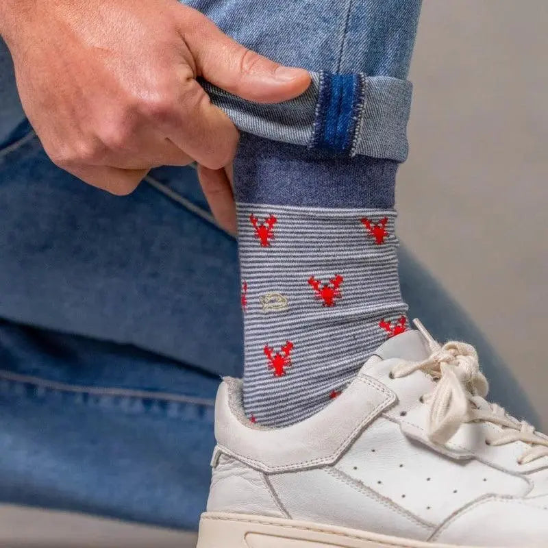 Chaussettes Billybelt motif homards portées avec un jean et des sneakers blanches