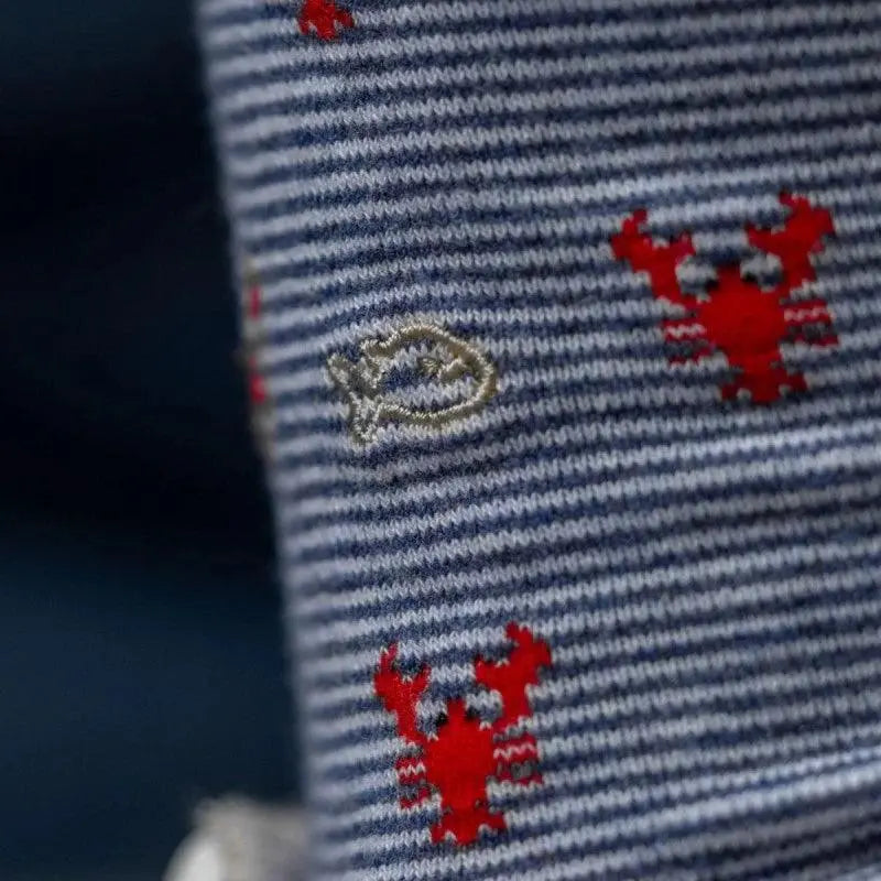 Détail du motif homards et du logo Billybelt sur les chaussettes rayées bleues