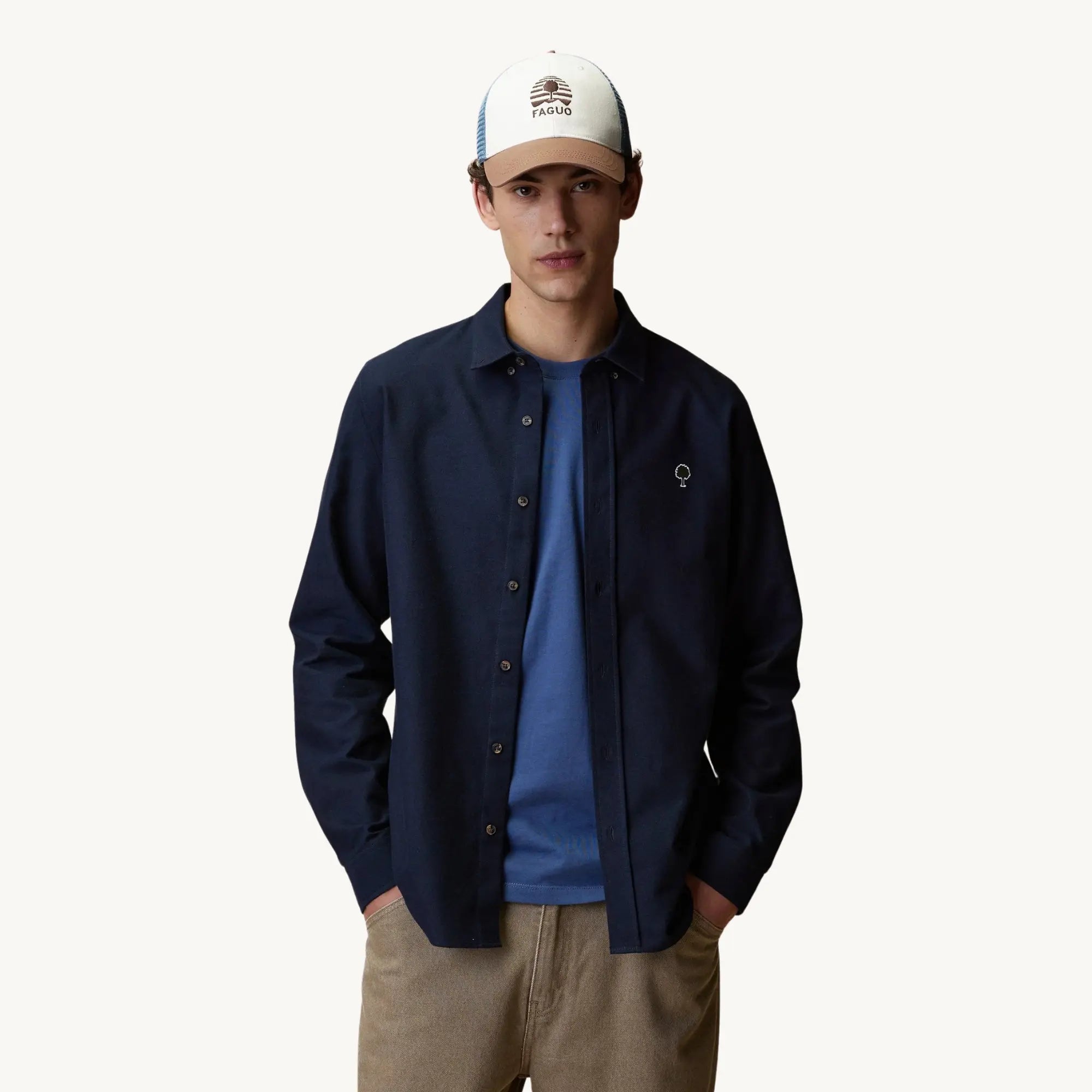 Chemise Ivoy bleu marine Faguo portée ouverte sur un t-shirt bleu, vue de face