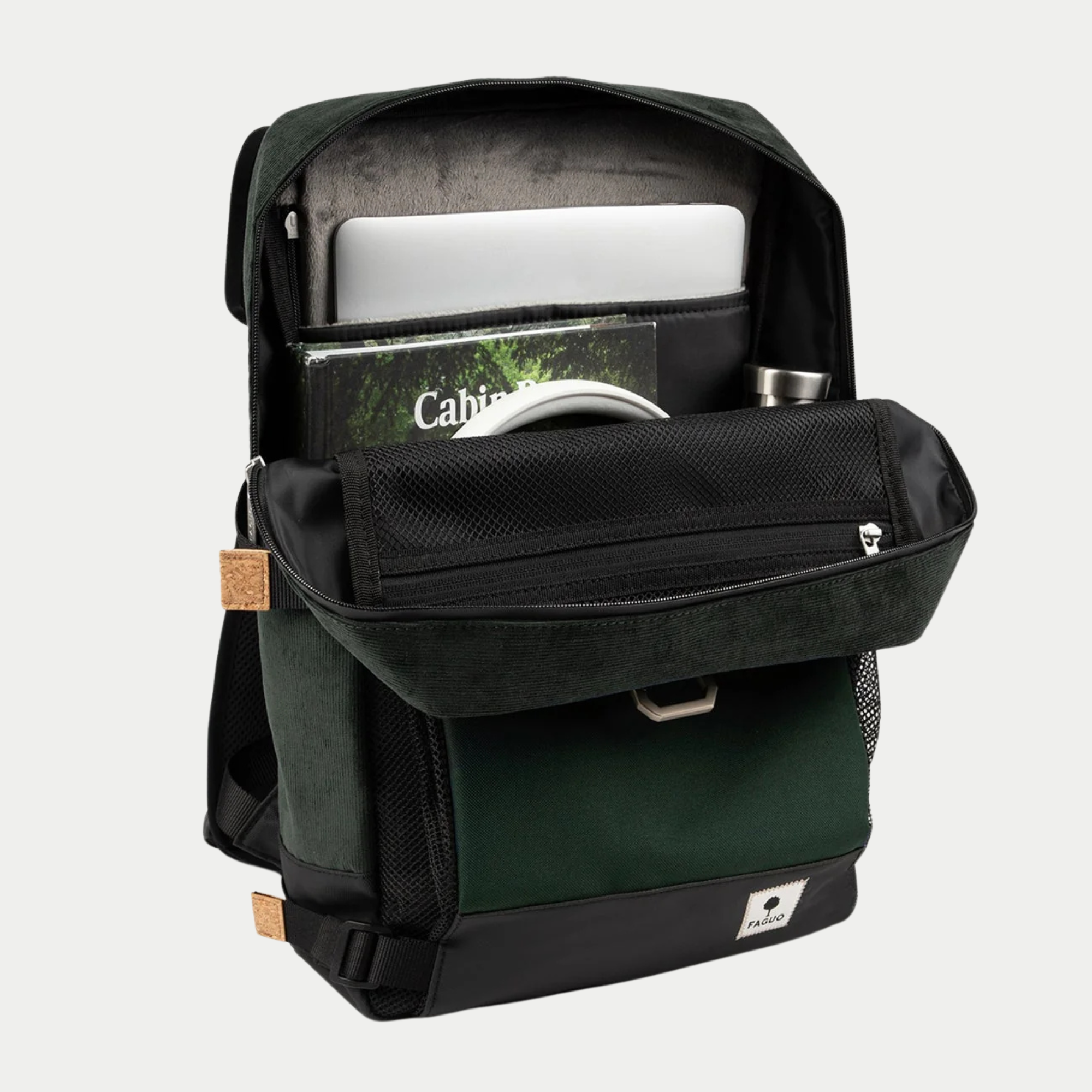 Sac à dos Faguo Commuter 2.0 vert foncé ouvert, ordinateur et gourde rangés, poche filet zippée sous le rabat