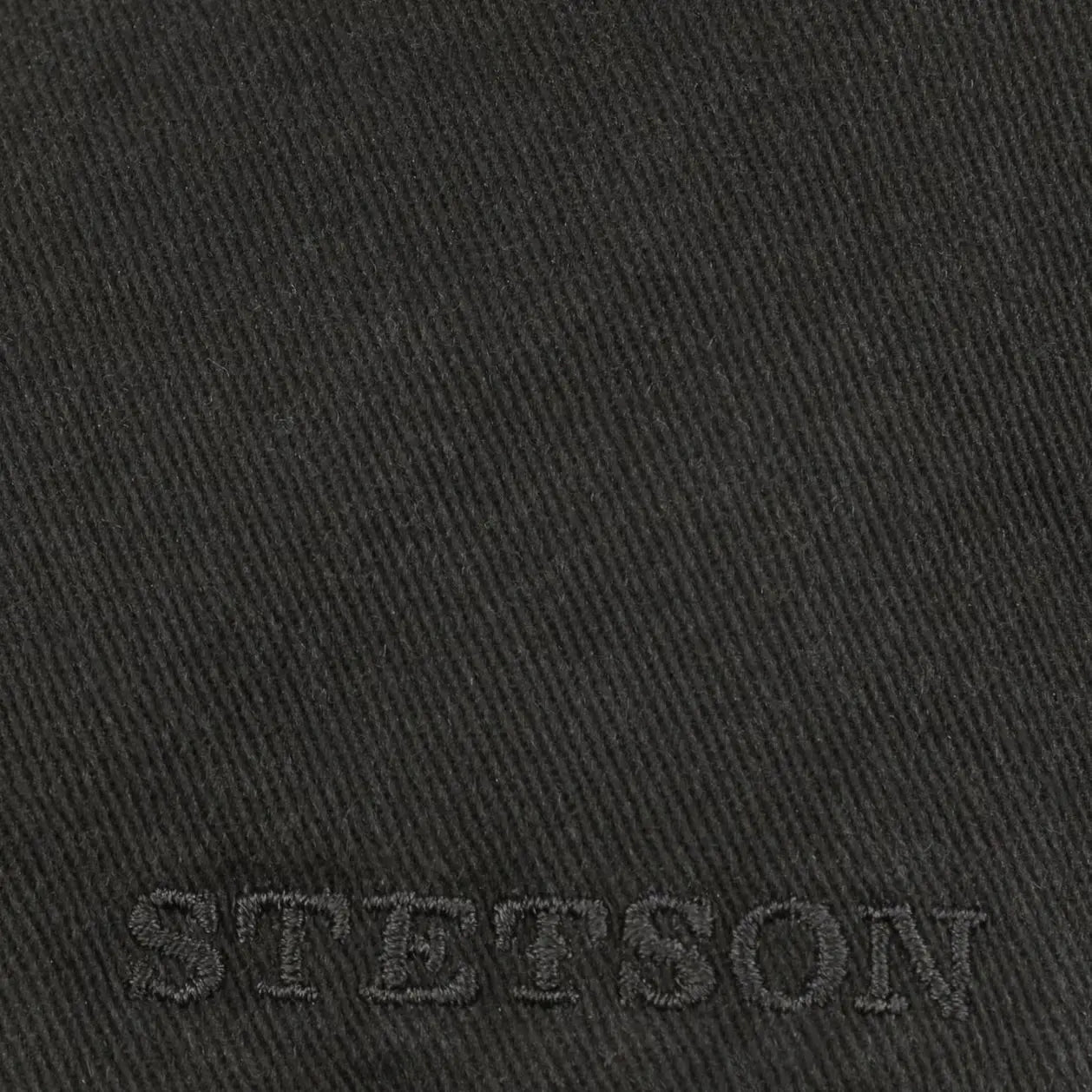 Détail de la broderie Stetson sur la casquette plate Texas noire
