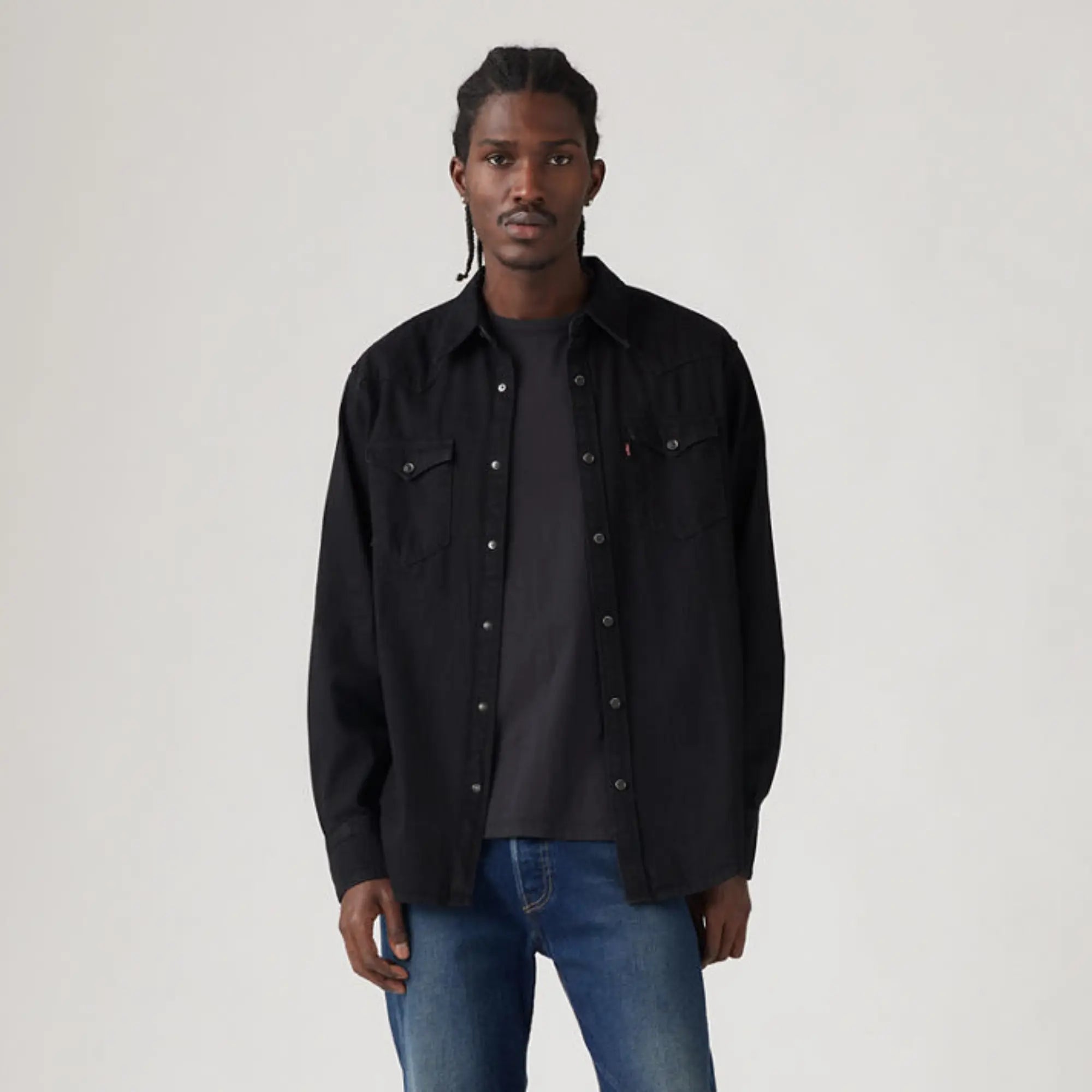 Chemise Western Barstow Marble Black Denim Rinse Levi's portée ouverte sur un t-shirt gris et un jean bleu