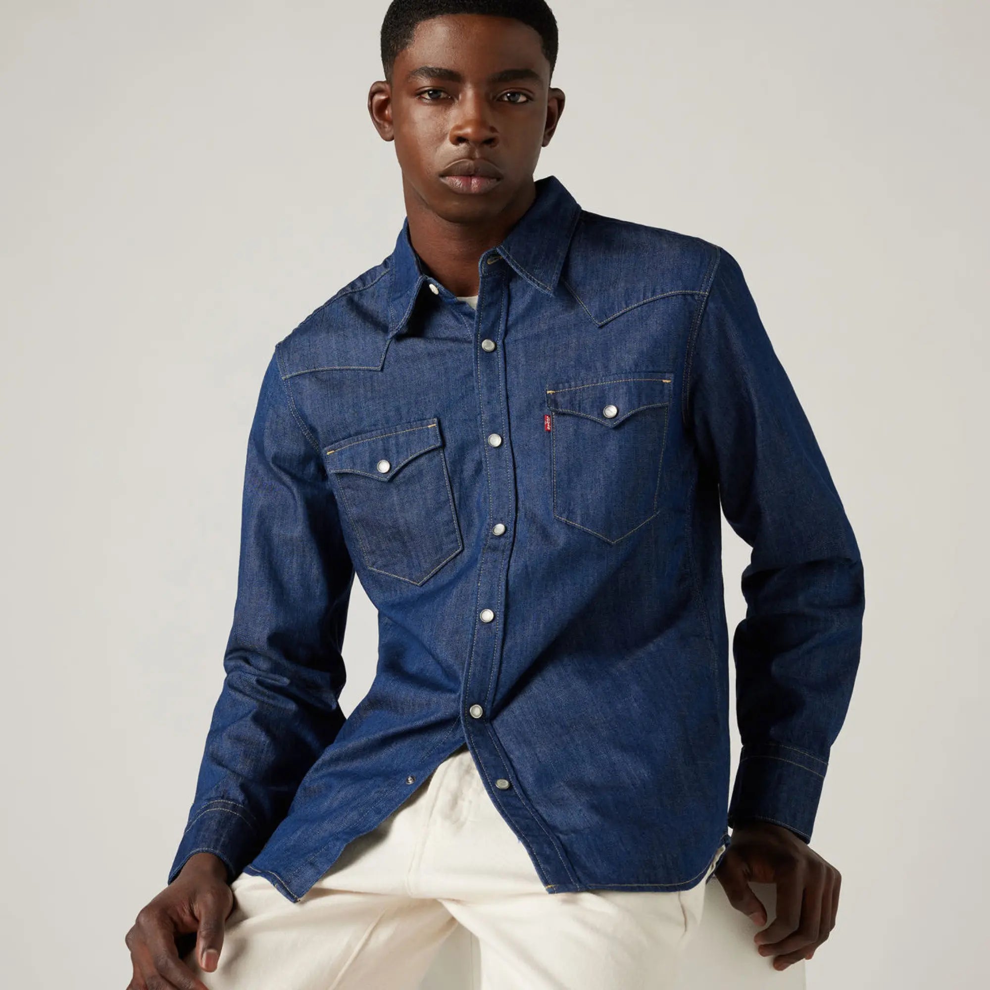 Chemise Western Barstow Red Cast Rinse Marbled Levi's portée fermée : deux poches poitrine et tab rouge Levi's