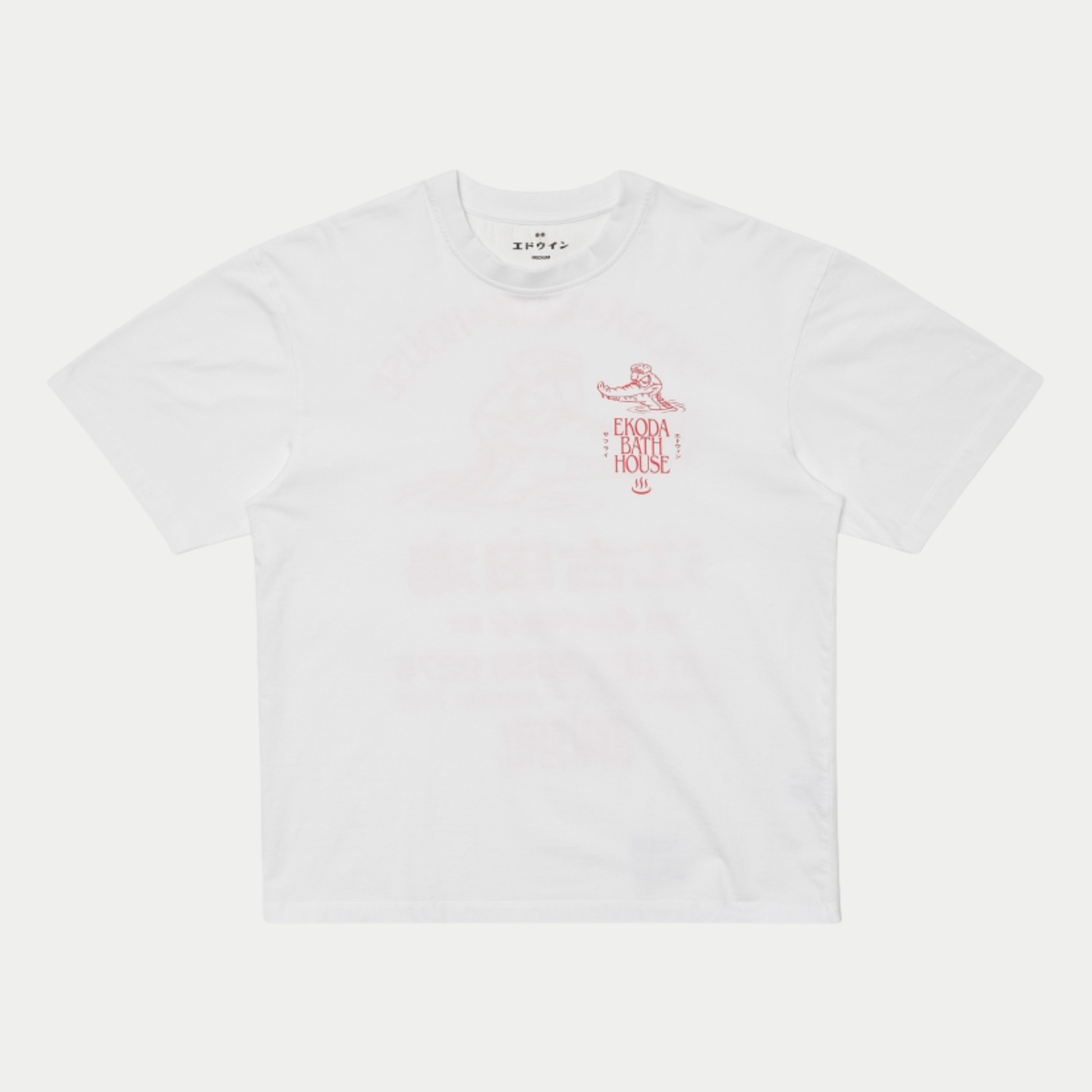 T-shirt Ekoda Bath House blanc Edwin vu de face, petit imprimé rouge crocodile et lettrage sur la poitrine