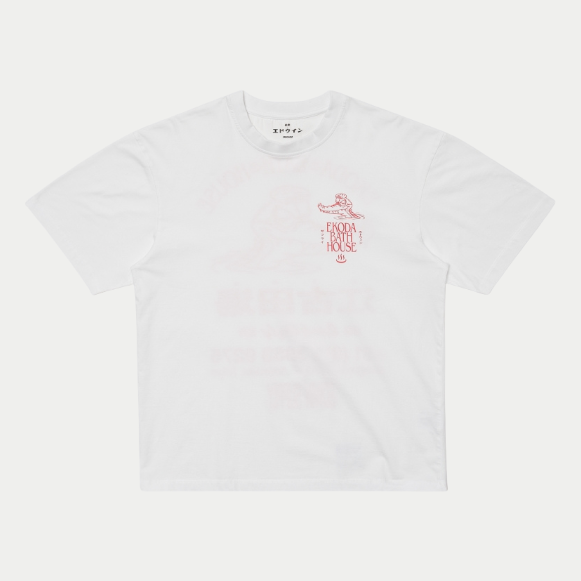 T-shirt Ekoda Bath House blanc Edwin vu de face, petit imprimé rouge crocodile et lettrage sur la poitrine