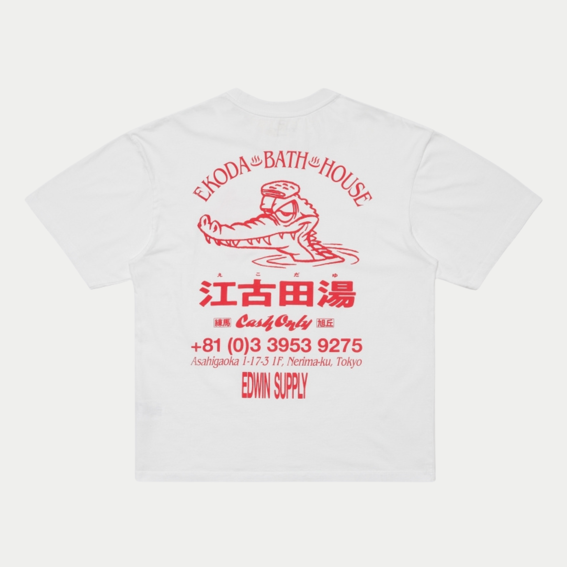 Dos du T-shirt Ekoda Bath House blanc Edwin : grand imprimé rouge crocodile en bain japonais, kanji et adresse Tokyo