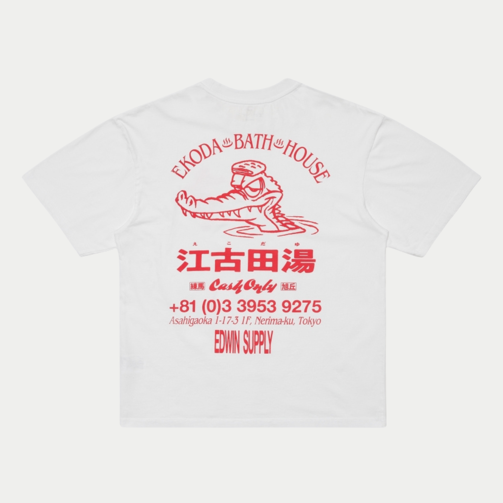 Dos du T-shirt Ekoda Bath House blanc Edwin : grand imprimé rouge crocodile en bain japonais, kanji et adresse Tokyo