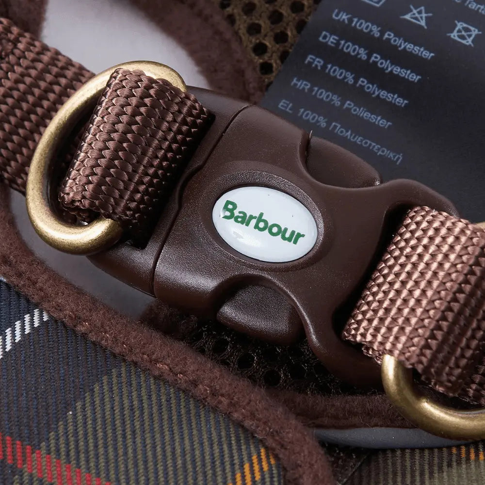 Détail de la boucle Barbour marron et des anneaux D en laiton vieilli sur le harnais chien Classic Tartan