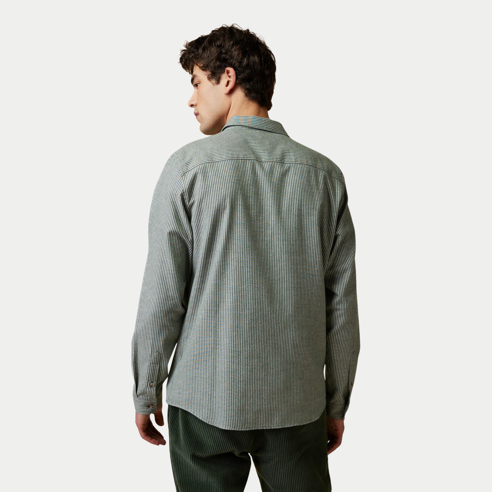 Dos de la chemise Iraty Faguo rayée vert foncé et écru, empiècement d'épaule et poignets boutonnés