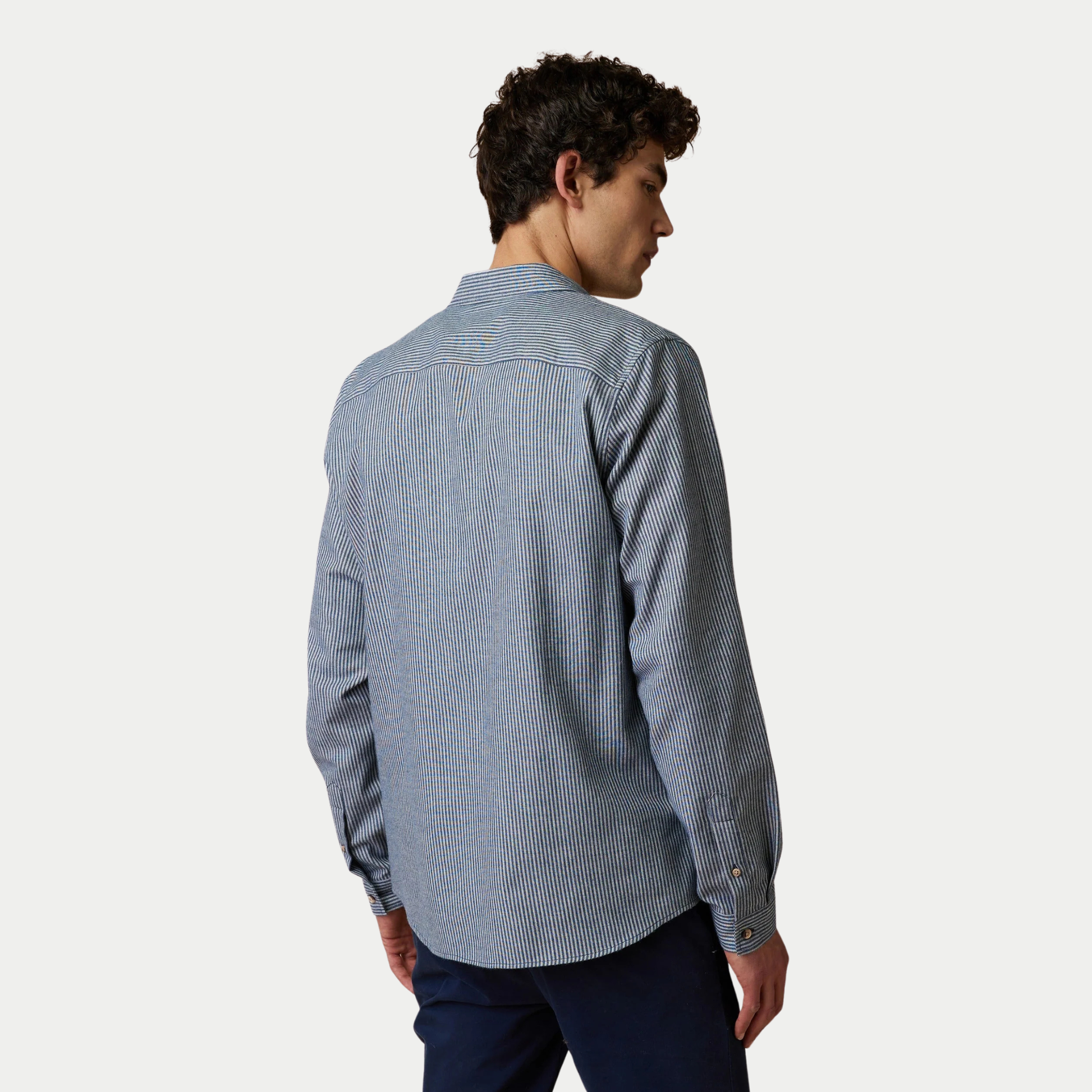 Dos de la chemise Iraty Faguo rayée écru et marine, empiècement d'épaule et poignet boutonné