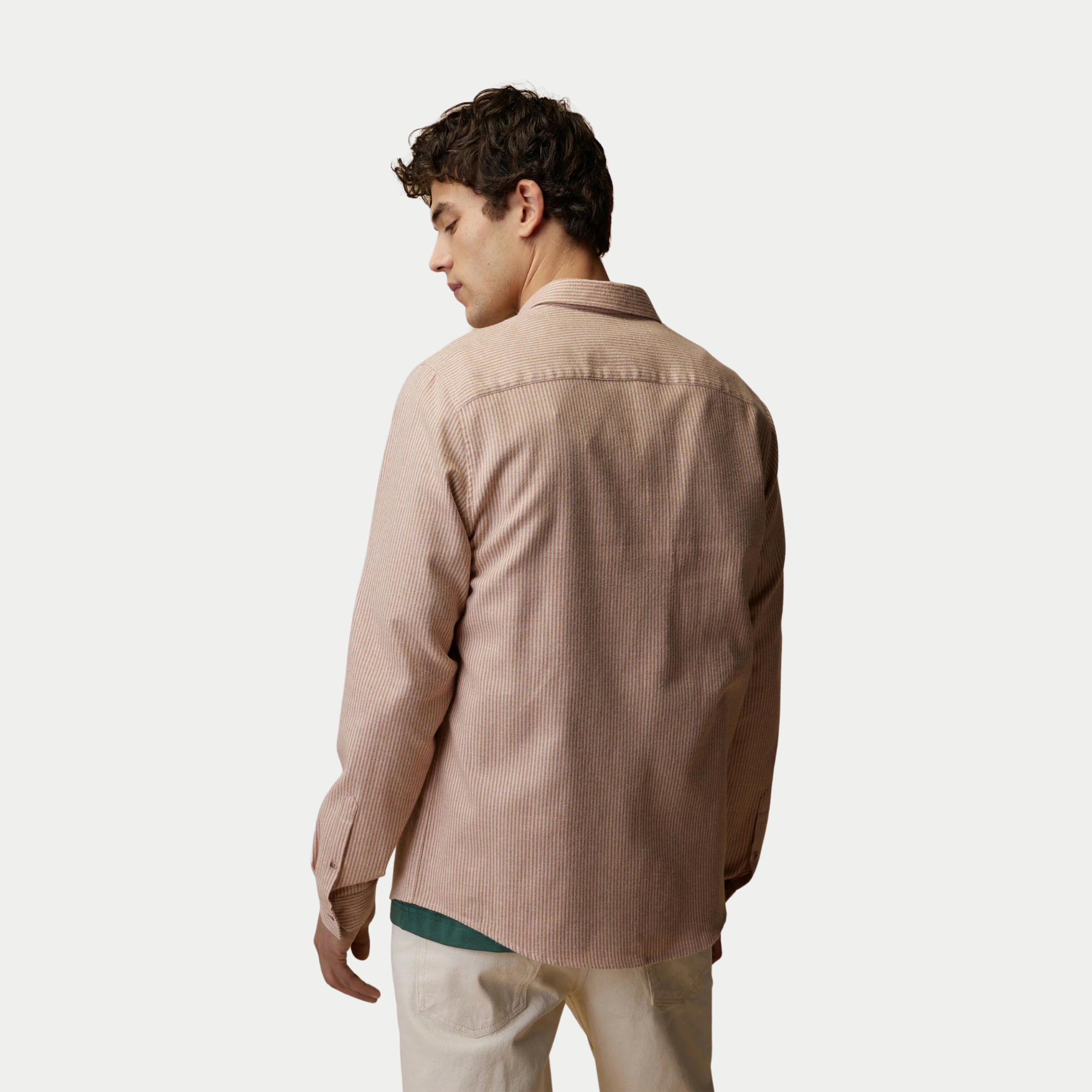 Dos de la chemise Iraty Faguo rayée crème et beige, empiècement d'épaule et poignets boutonnés