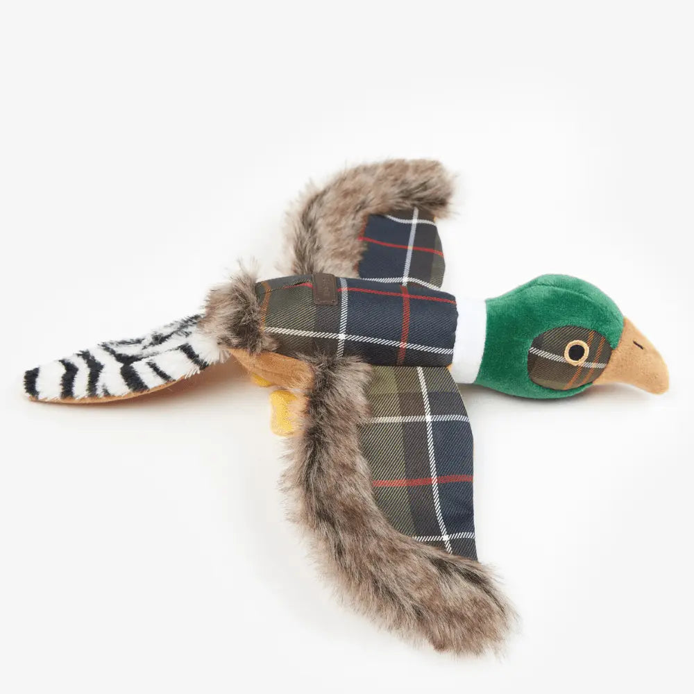 Jouet faisan Barbour en Classic Tartan de profil, tête verte, bec camel et ailes en fausse fourrure déployées
