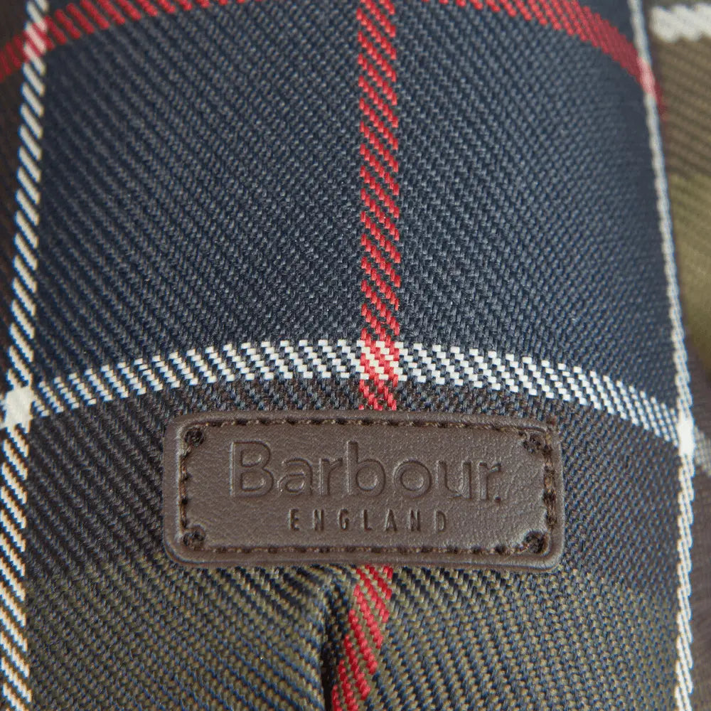 Détail du Classic Tartan marine, vert et rouge du jouet faisan et de son badge en cuir embossé Barbour England