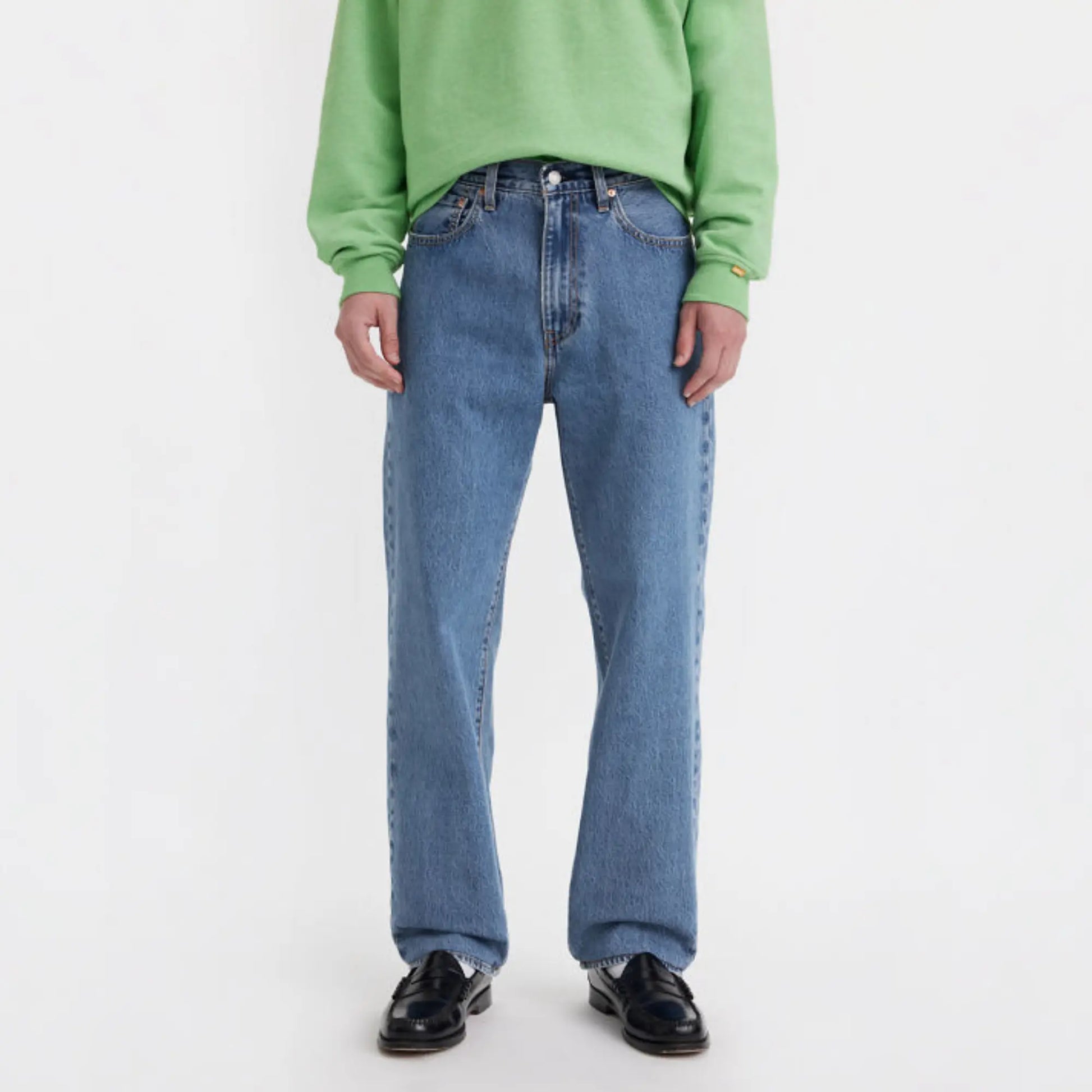 Jean Levi's 568 Loose Straight Blue Essentials porté, cadrage taille-chevilles de face, tombant droit sur des mocassins