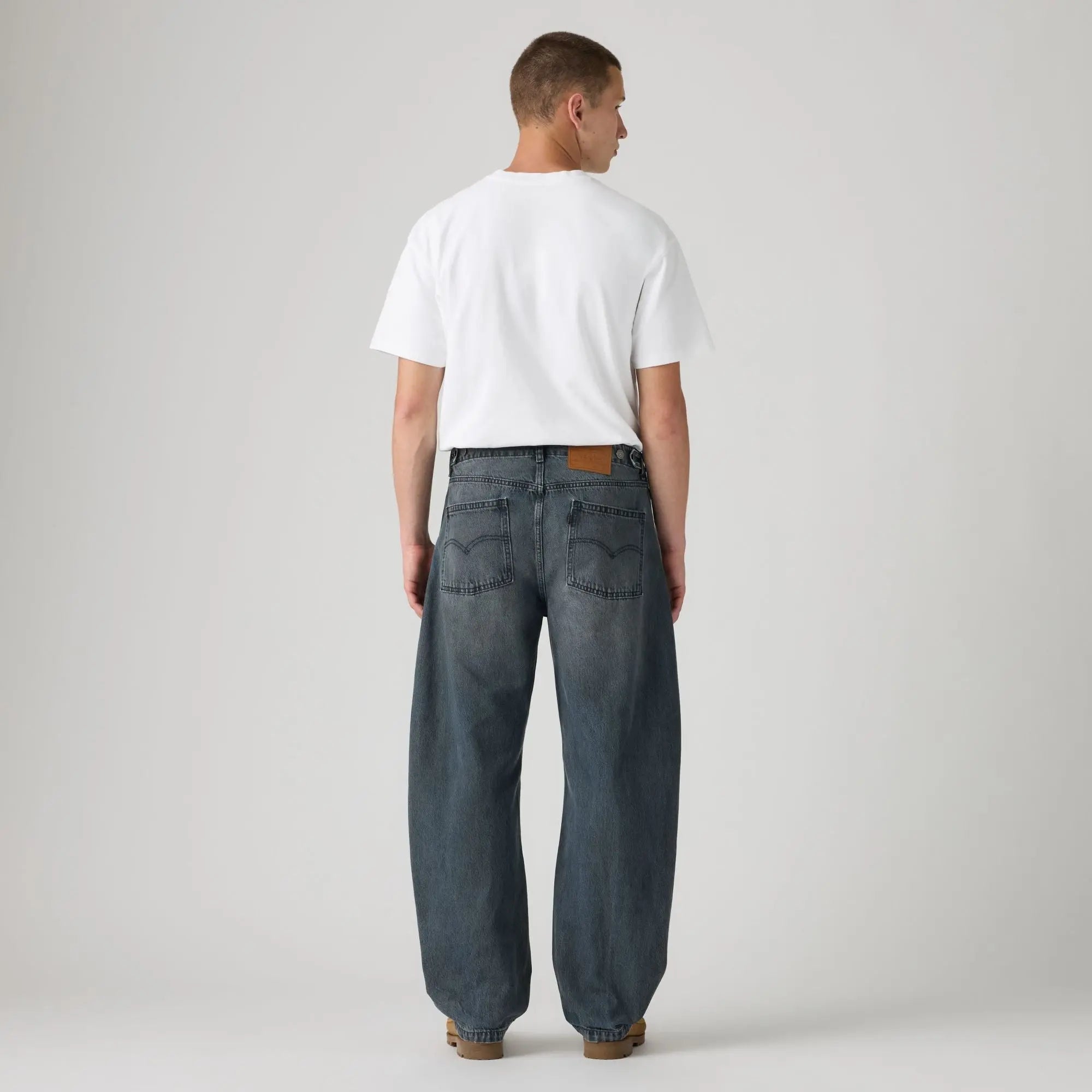Jean Levi's Baggy Barrel Setting The Pace vu de dos, poches arrière arquées et patch cuir à la ceinture