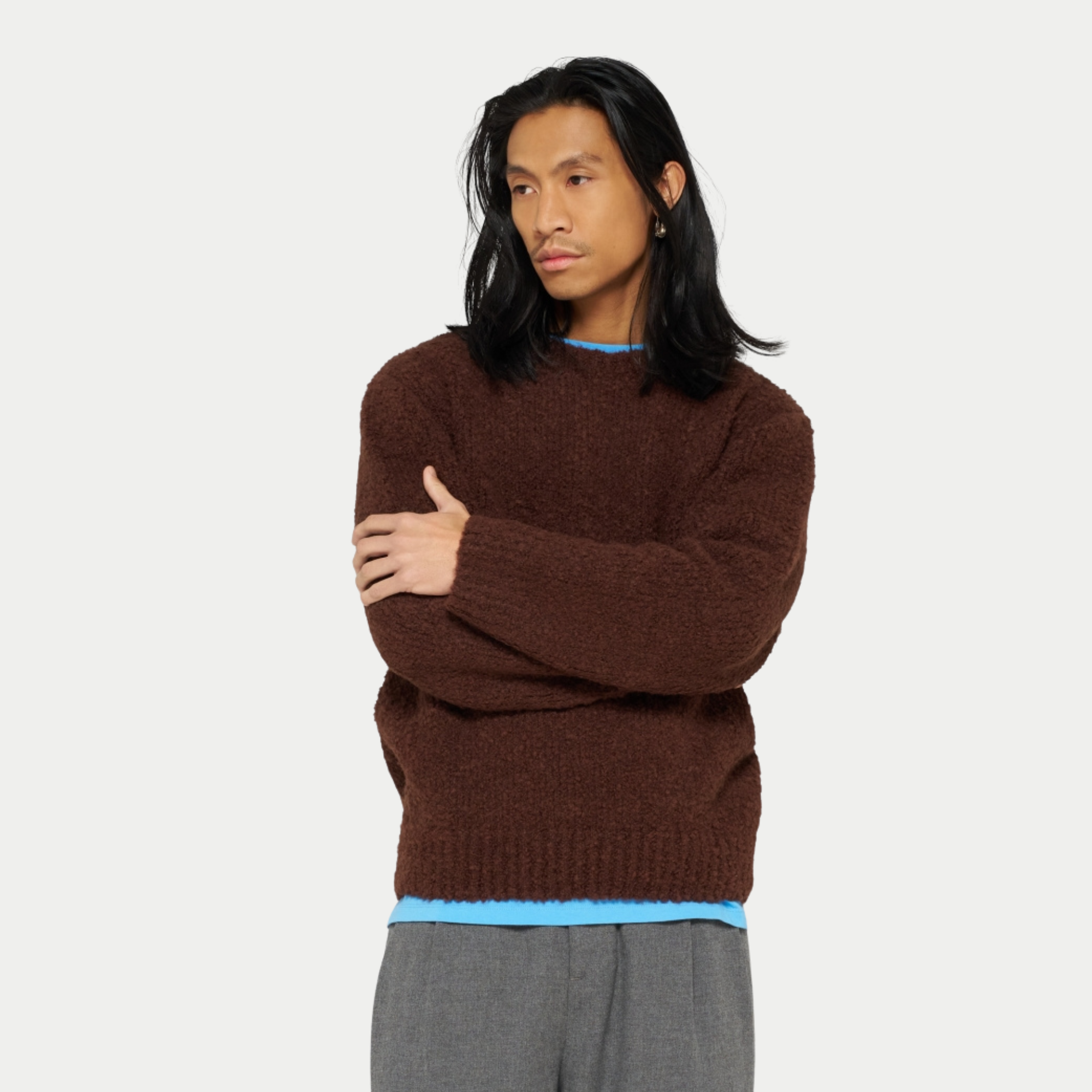 Pull Dun Edwin marron porté de face, coupe carrée et bord-côte à la taille