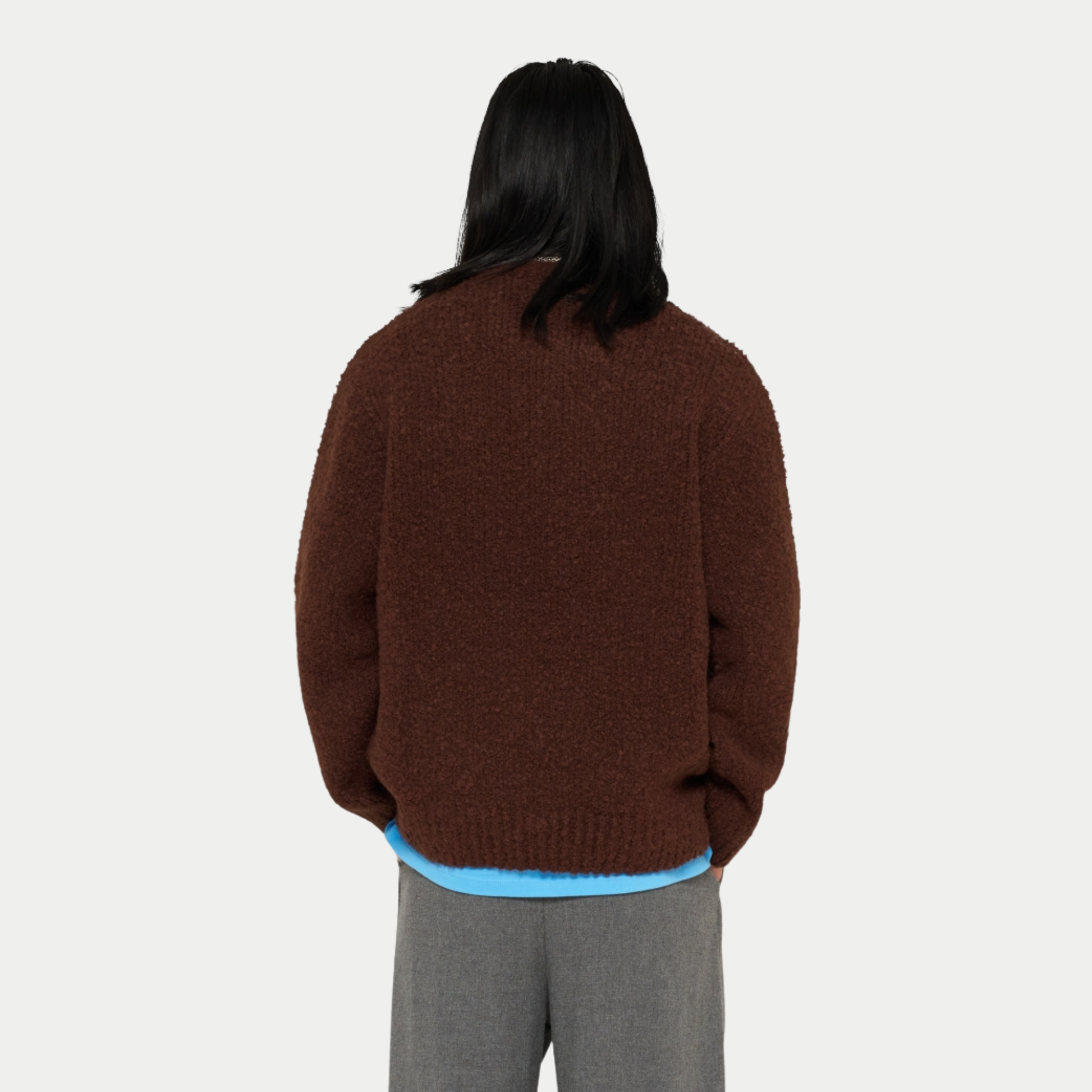 Pull Dun Edwin marron porté de dos, épaules tombantes et manches longues
